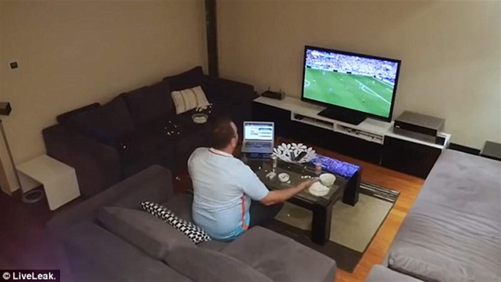 بالفيديو: حطّم أثاث المنزل بسبب مباراة كرة قدم