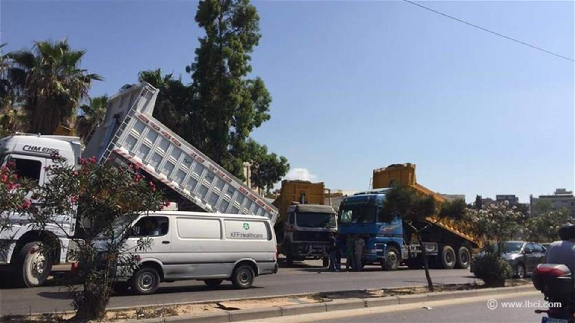 اعتصام لاصحاب شاحنات نقل النفايات امام سوكلين