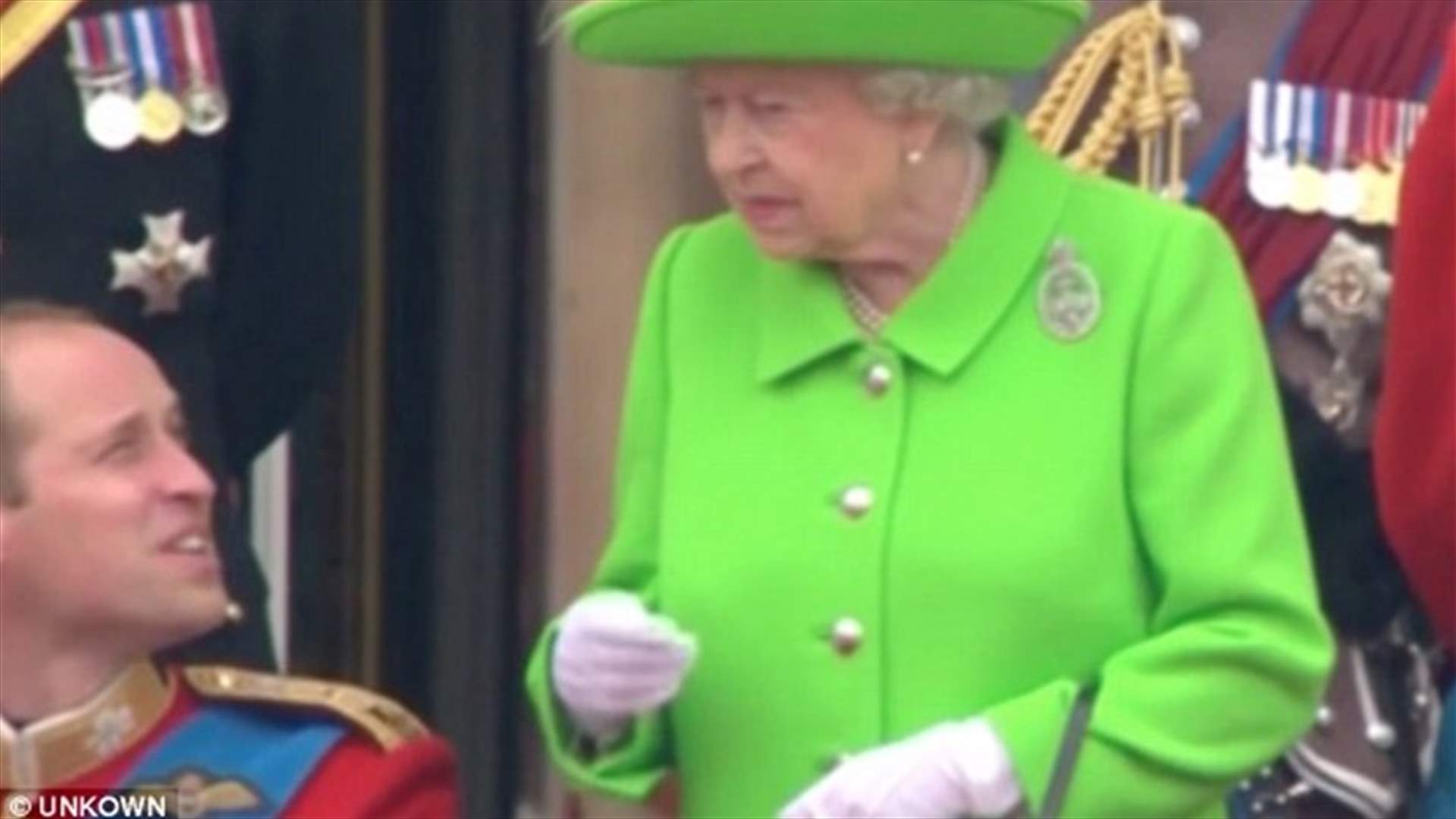بالفيديو: الملكة اليزابيث تؤنب الأمير وليام
