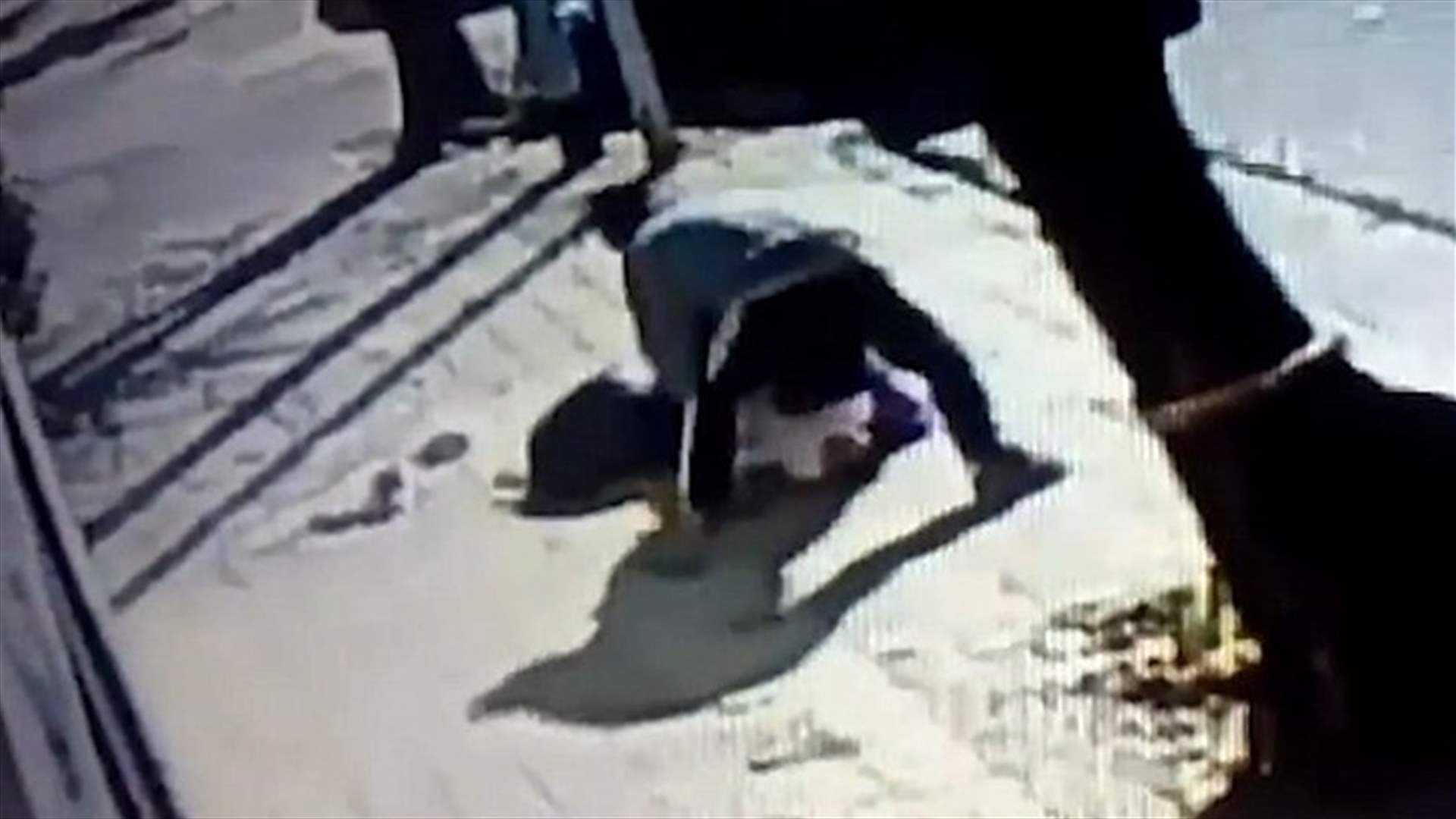 بالفيديو: رجل يحاول خطف رضيعة من حضن والدتها في النهار