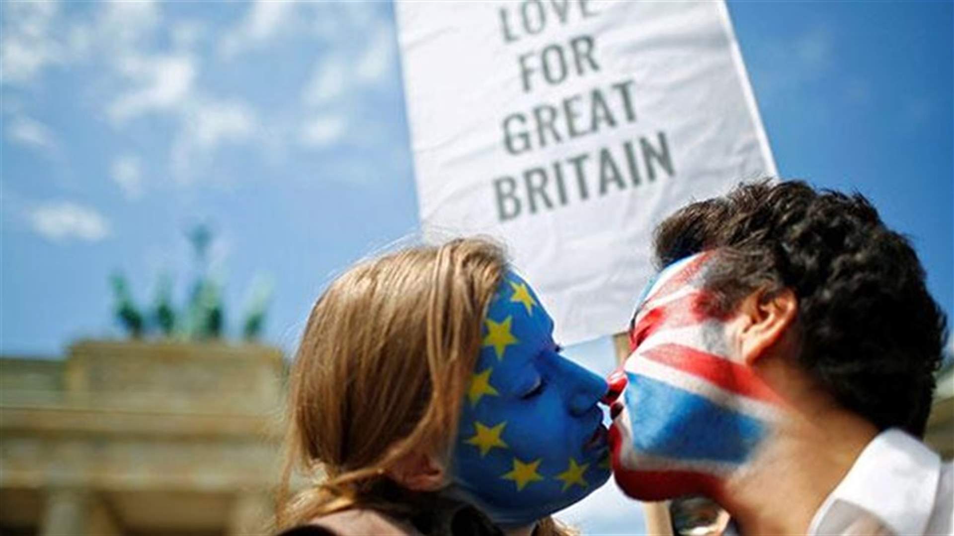 Against hate with kisses, hundreds of Berliners kiss for more tolerance and a joint Europe