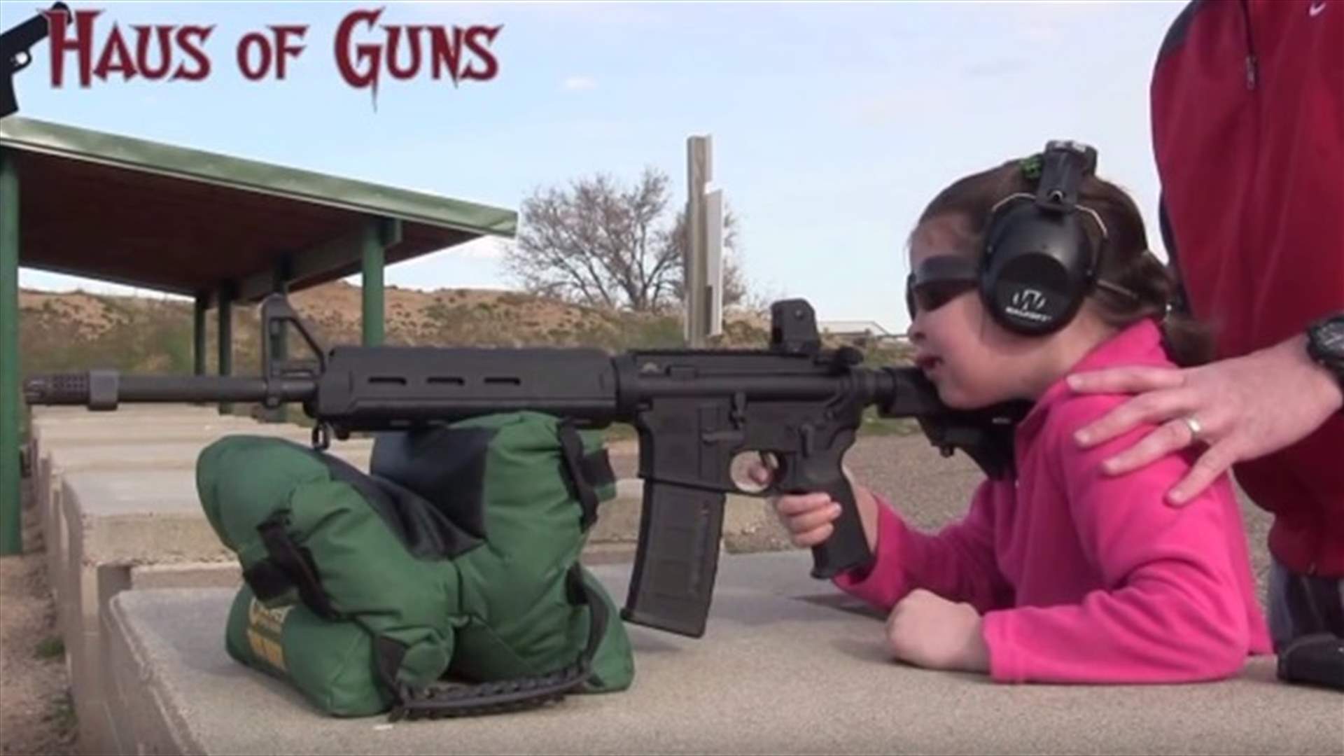 بالفيديو: أبّ يعلّم طفلة كيفية استخدام السلاح الحربي