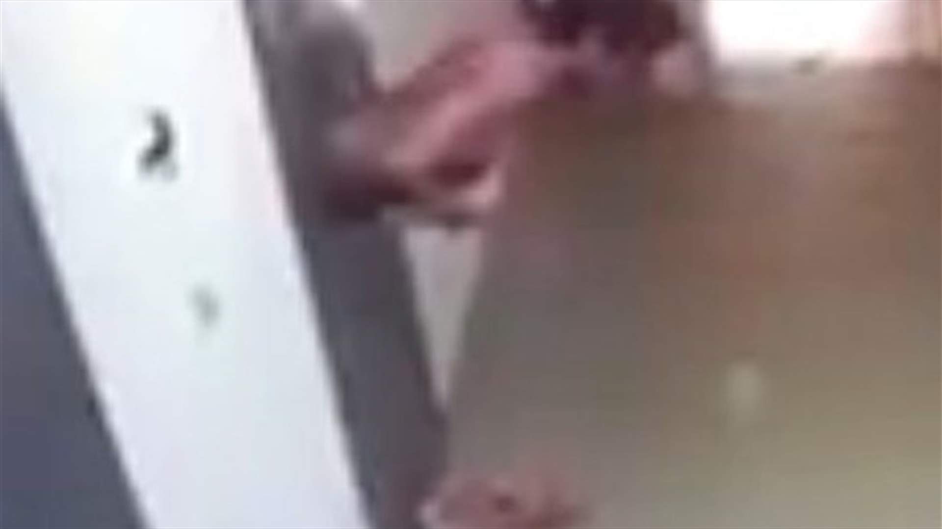 فيديو يحصد آلاف المشاهدات... سجين عار يهرب من ثقب!