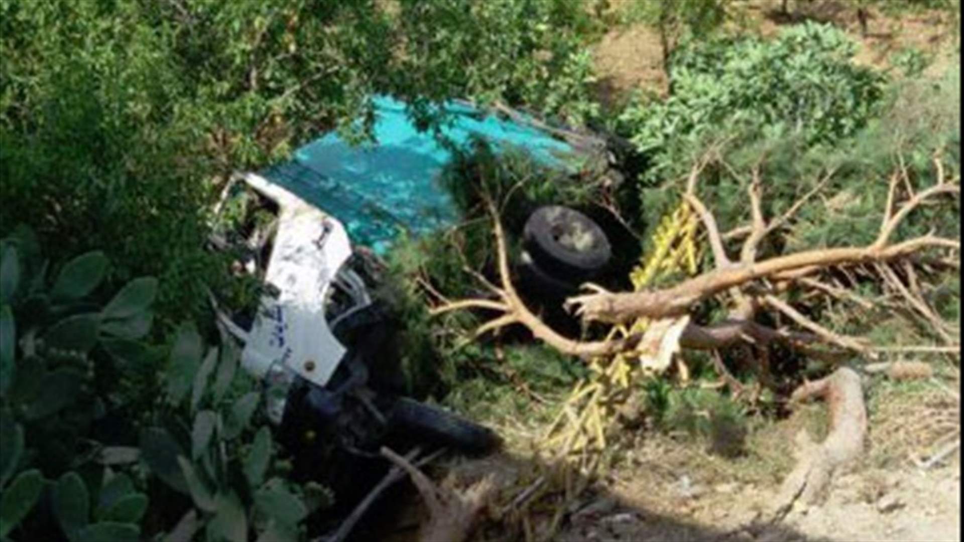 بالصورة: وفاة شخص اثر انقلاب بيك اب على طريق عكار