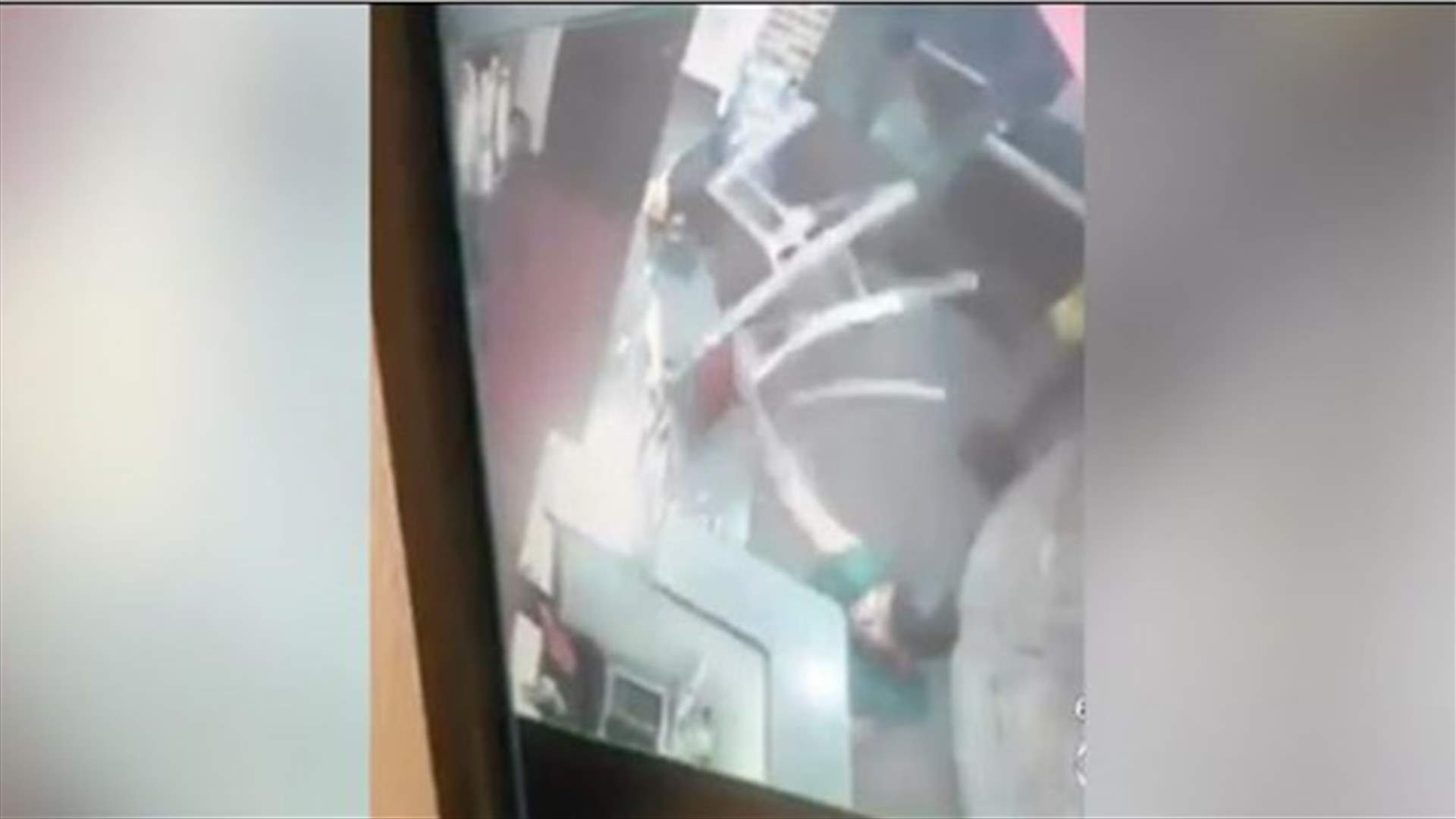 بالفيديو: لم تعجبه الوجبة... فهدد الموظفة بالقتل!