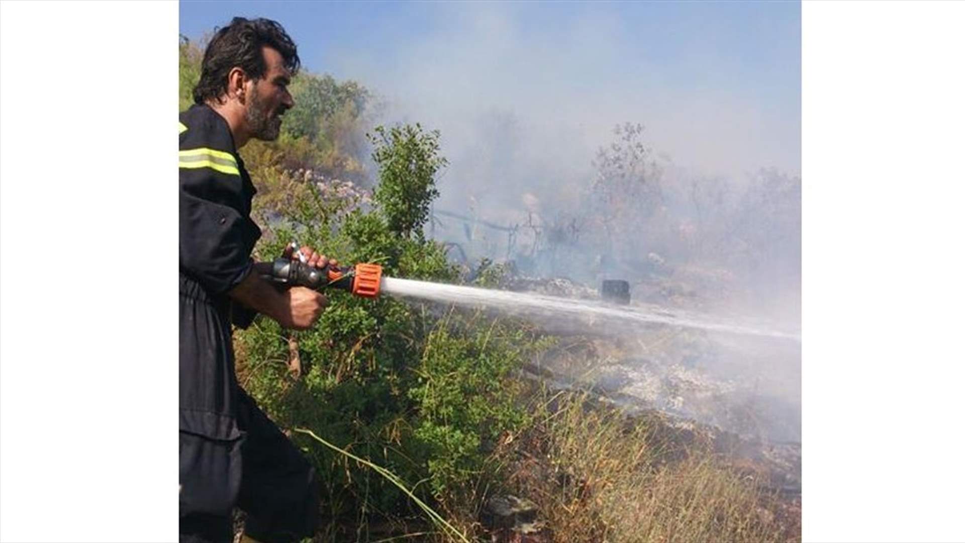 [PHOTOS] Civil Defense members work on extinguishing a fire in Baaklin