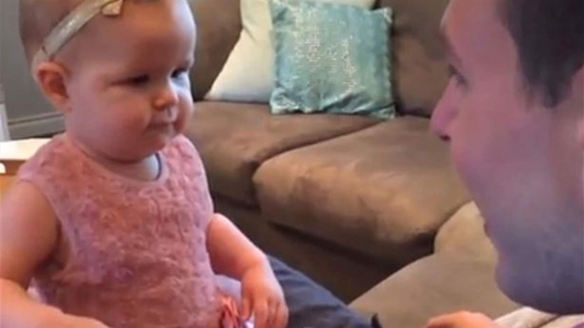 بالفيديو: طفلة تتفاجأ بمظهر والدها بعد الحلاقة... ماذا فعلت؟
