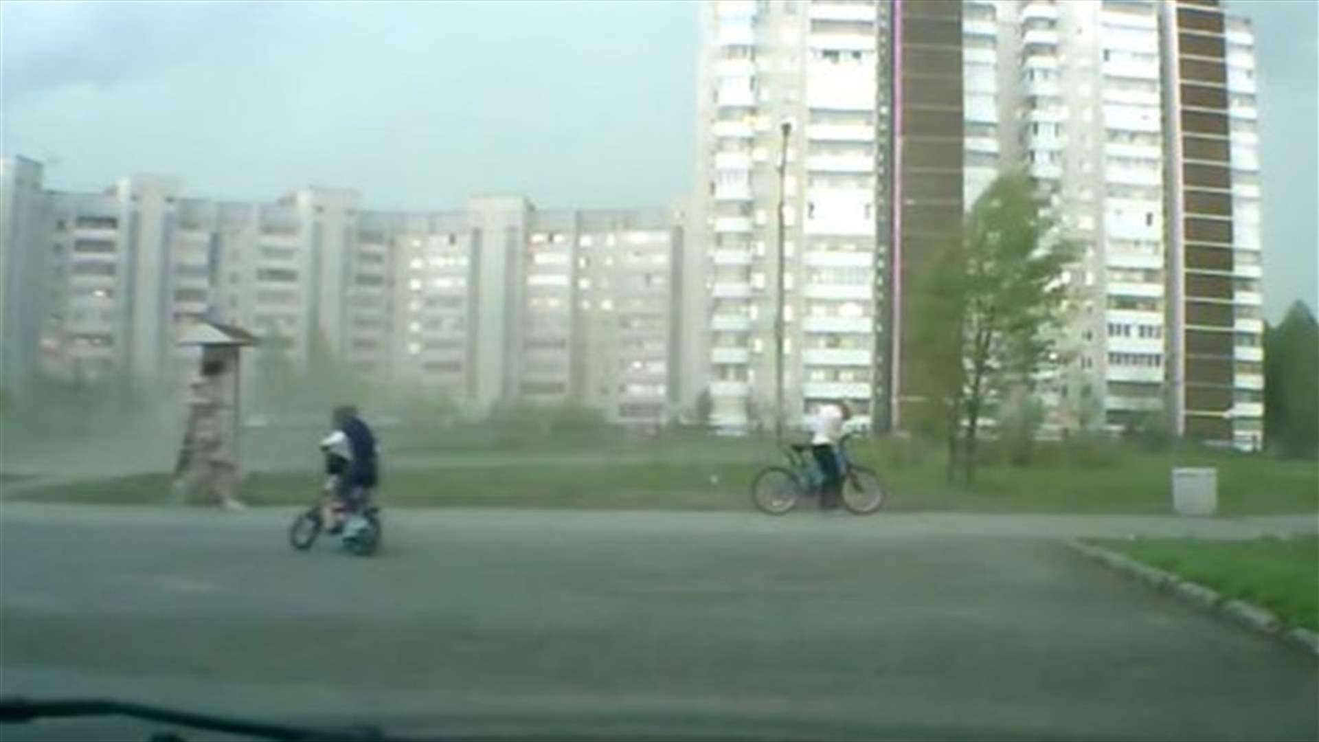 بالفيديو:الرياح الشديدة توقع طفلاً عن دراجته!