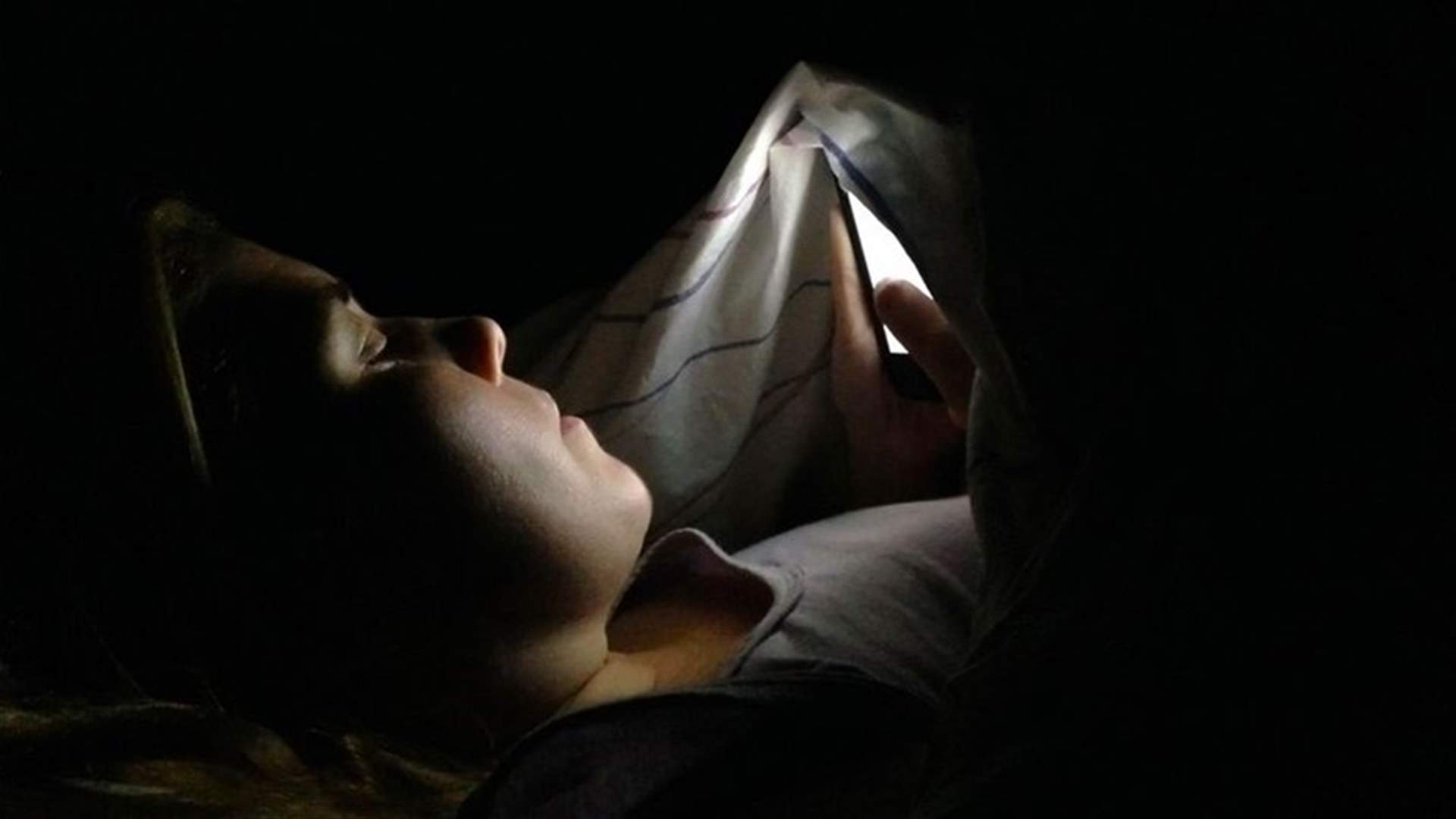 استخدام الهواتف الذكيّة في الظلام يُصيب بالعمى المؤقت