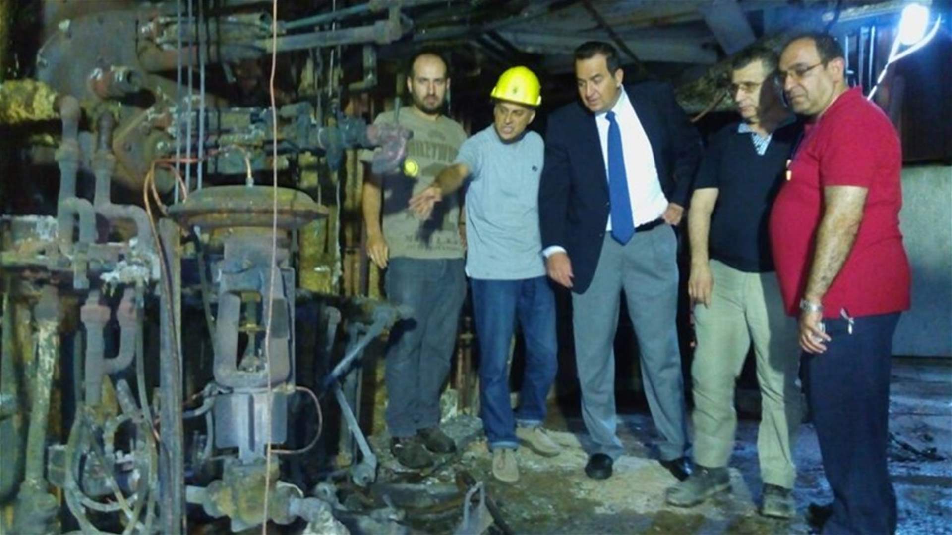 بالصور: الحايك تفقد معمل الذوق بعد حريق أمس