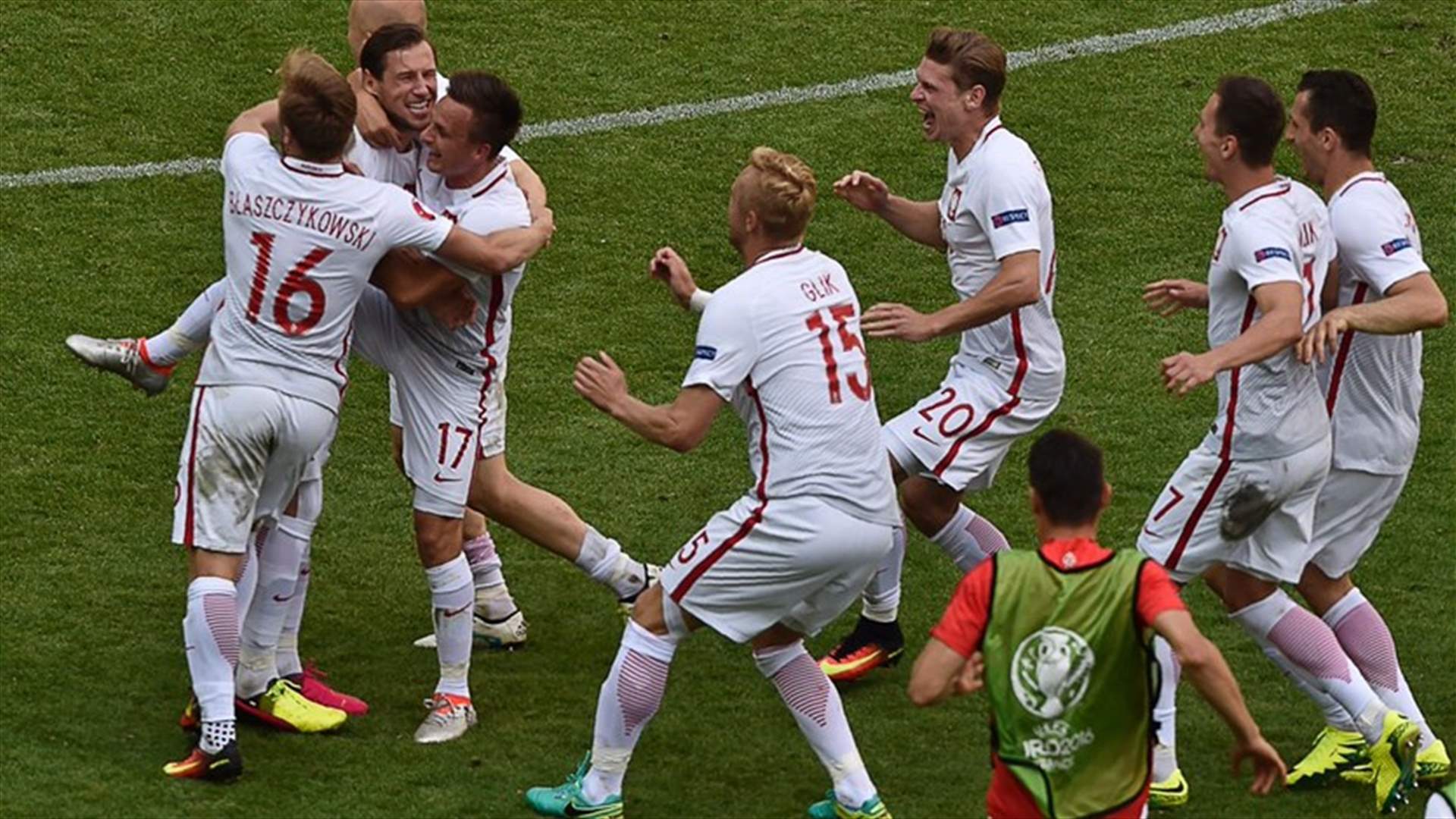 بولندا تهزم سويسرا بركلات الترجيح لتبلغ الربع النهائي 