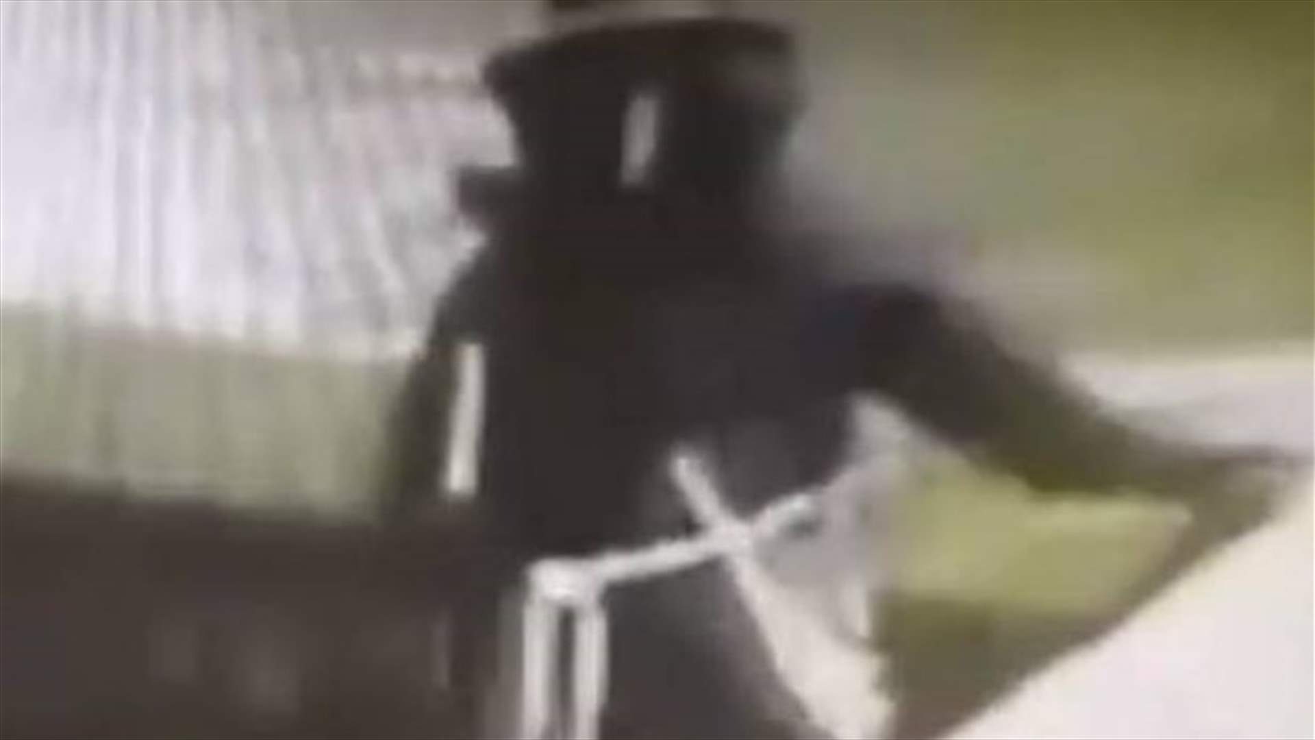 بالفيديو: "طبيب الطاعون" الغامض يثير الرعب في مدينة بريطانية