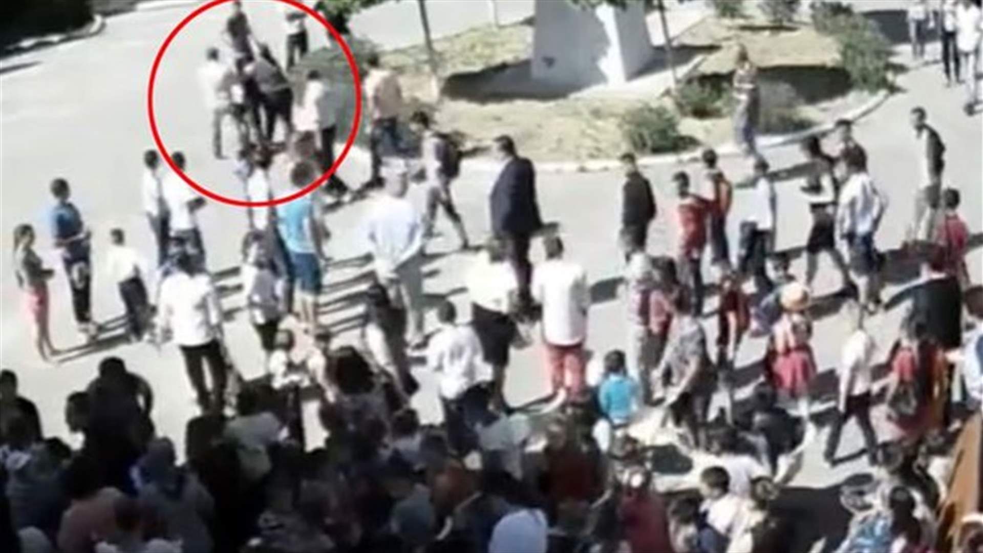 بالفيديو: أستاذ يصفع زميلته أمام الطلاب!