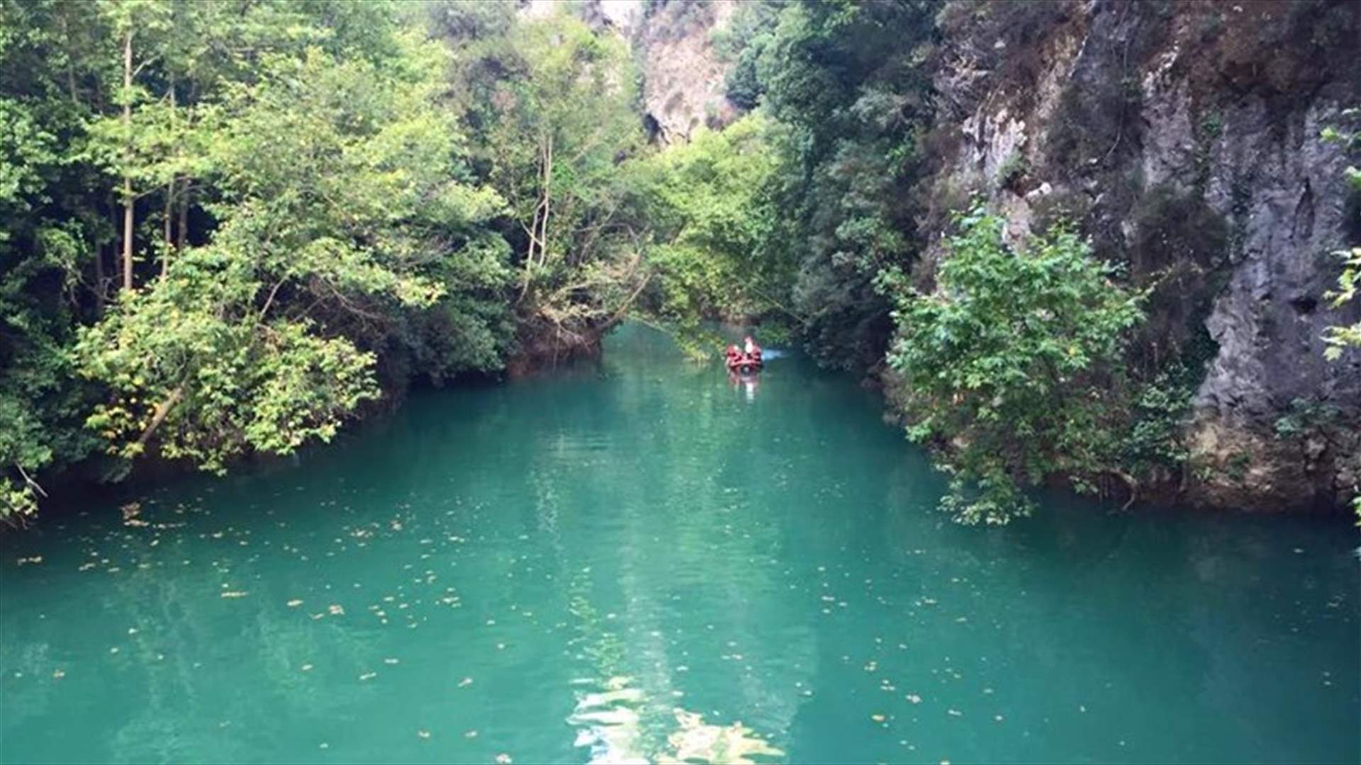 بالصور...نجا من الموت بعدما علق بين الصخور في شوان لـ24 ساعة