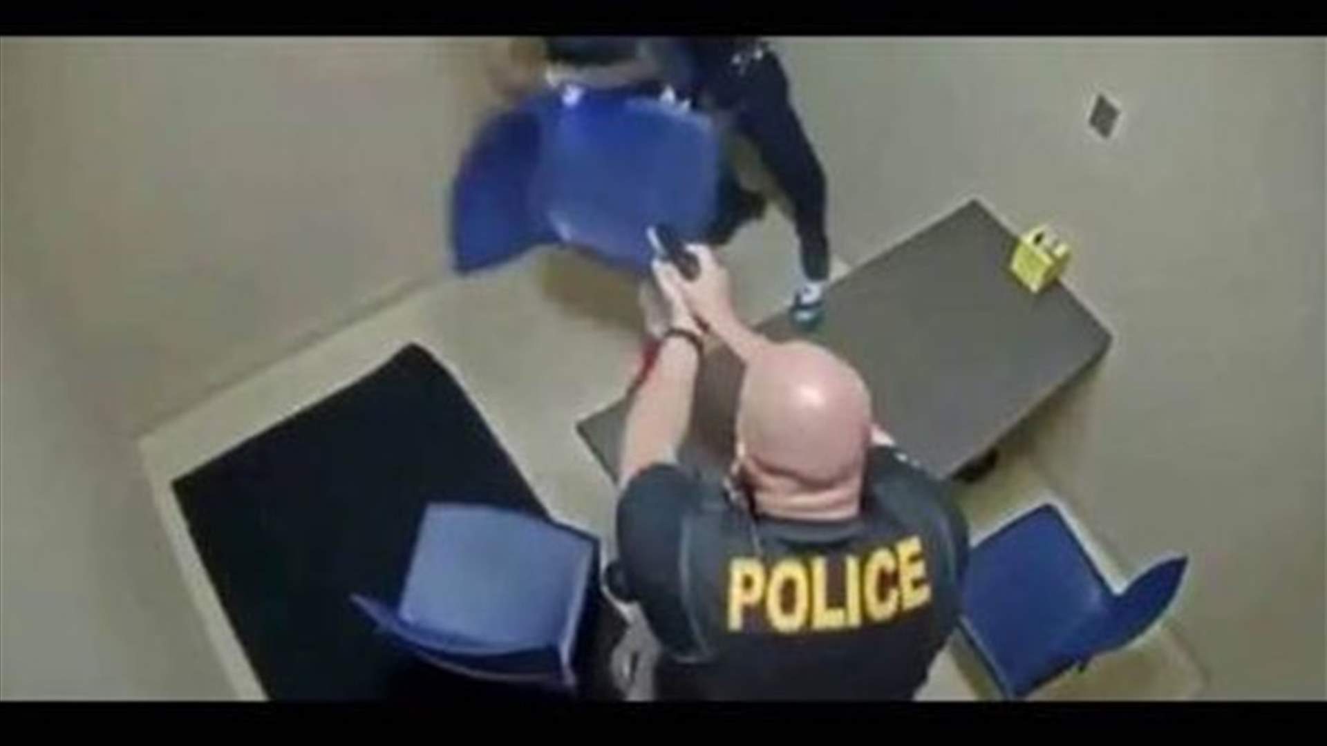 بالفيديو....هكذا حاول سرقة مسدس الشرطي 