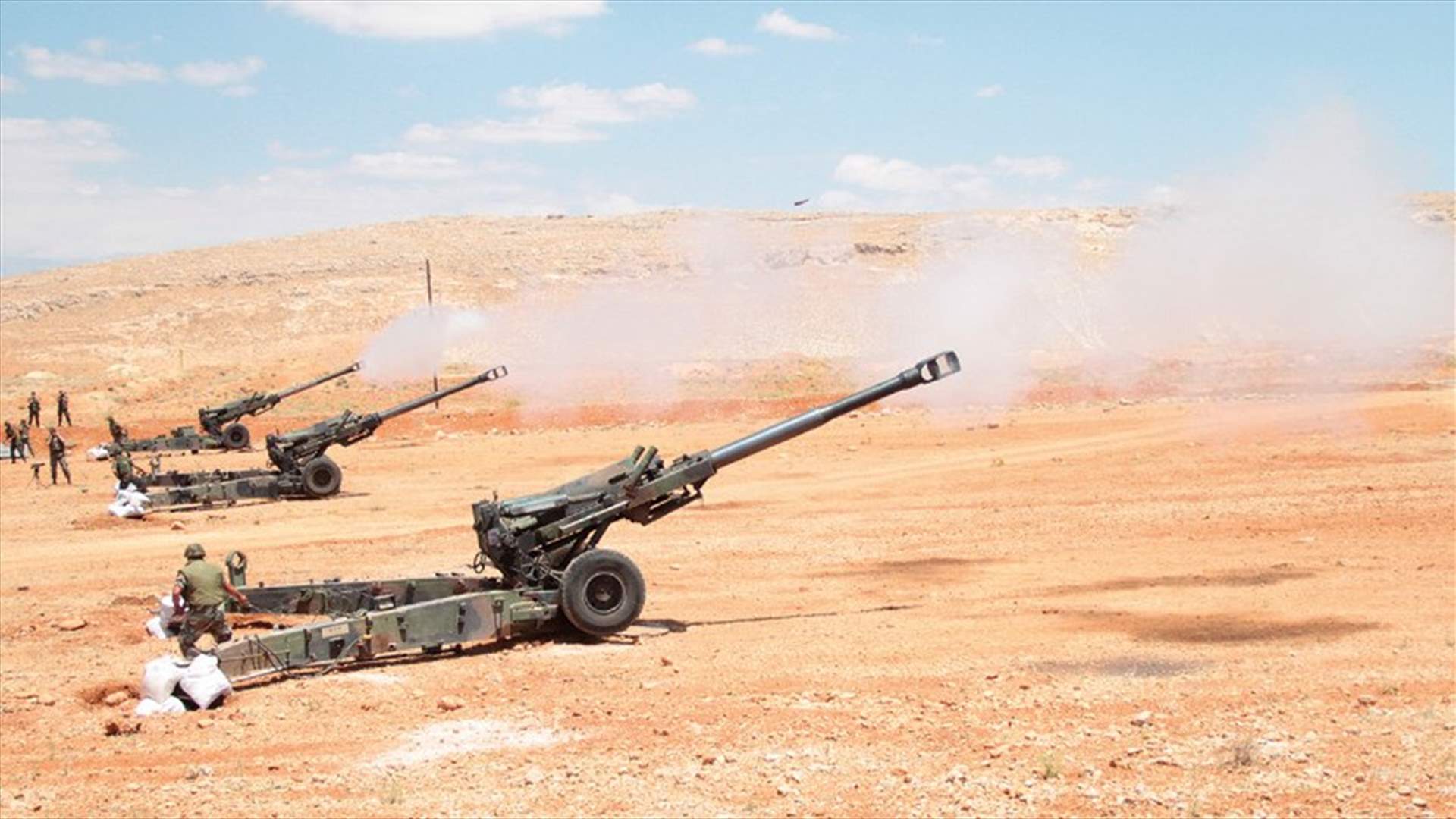 مدفعية الجيش تدك مواقع المسلحين في جرود القاع
