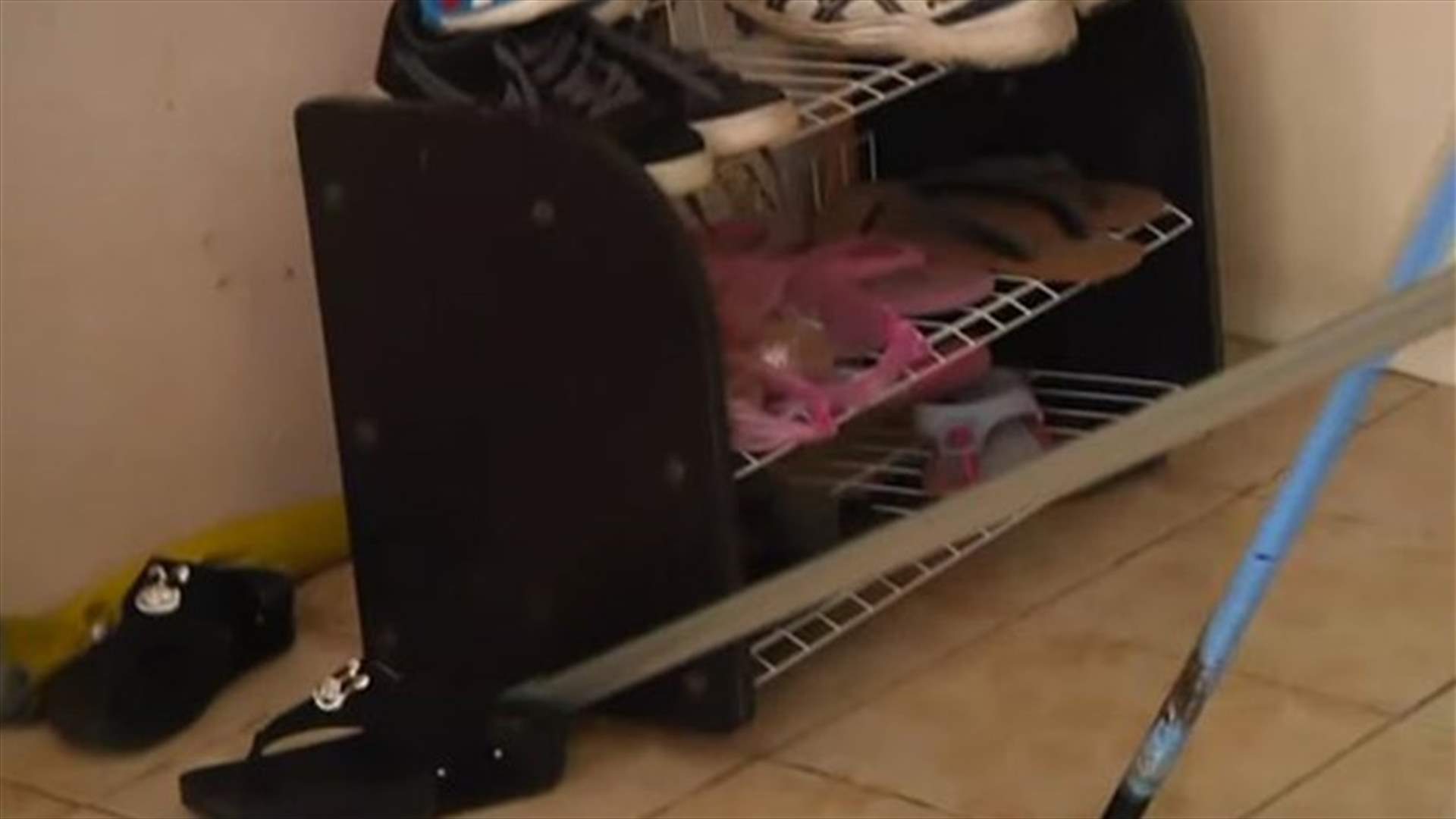 بالفيديو: ماذا وجد تحت خزانة الأحذية في منزله؟