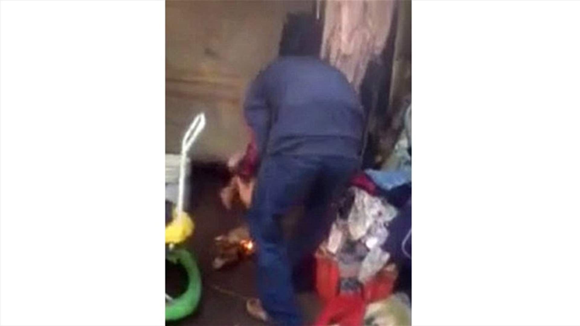 بالفيديو: تبوّل في سريره فكان عقابه الحرق!