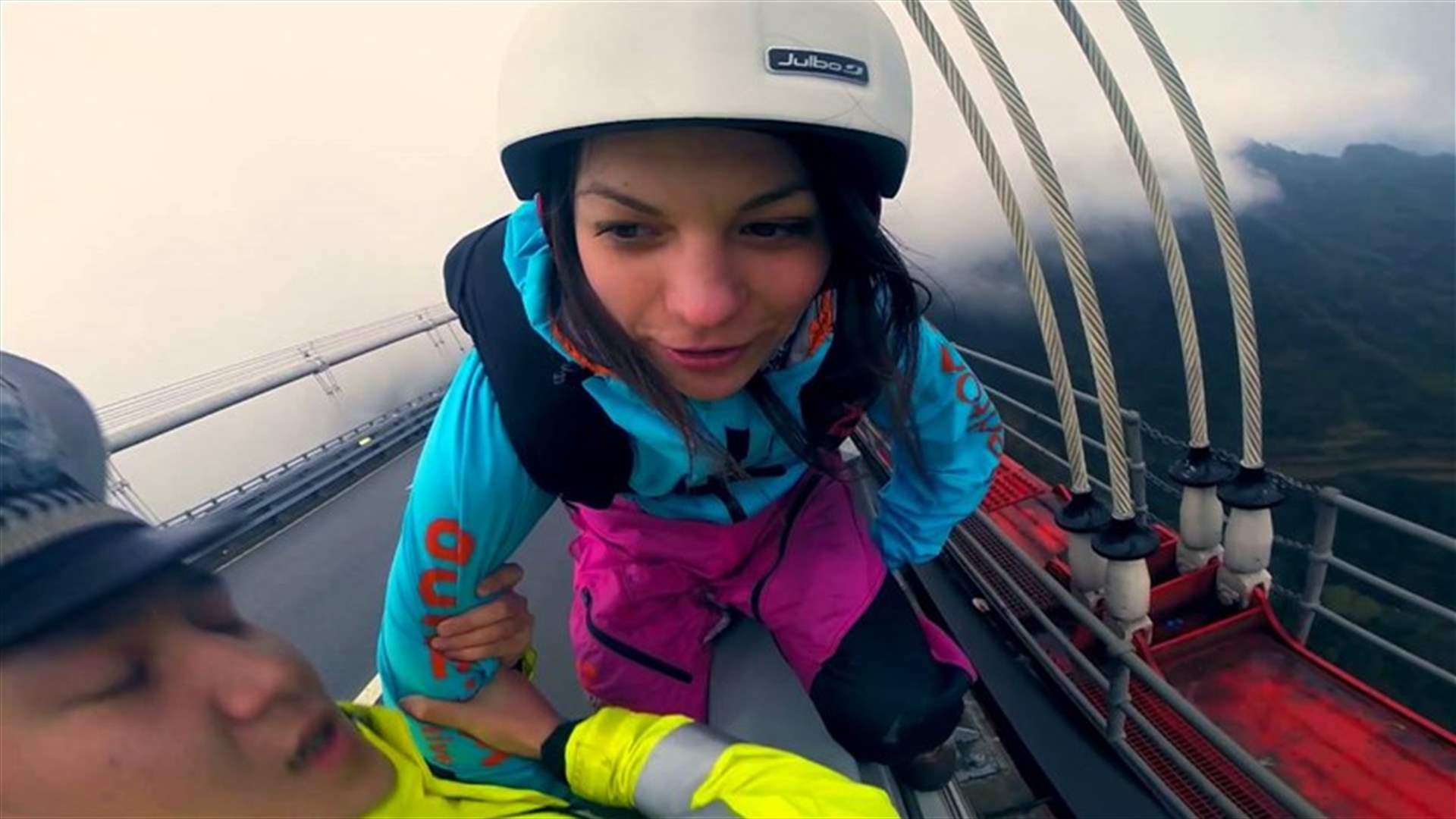 بالفيديو: روسية تقفز من أعلى جسر في العالم