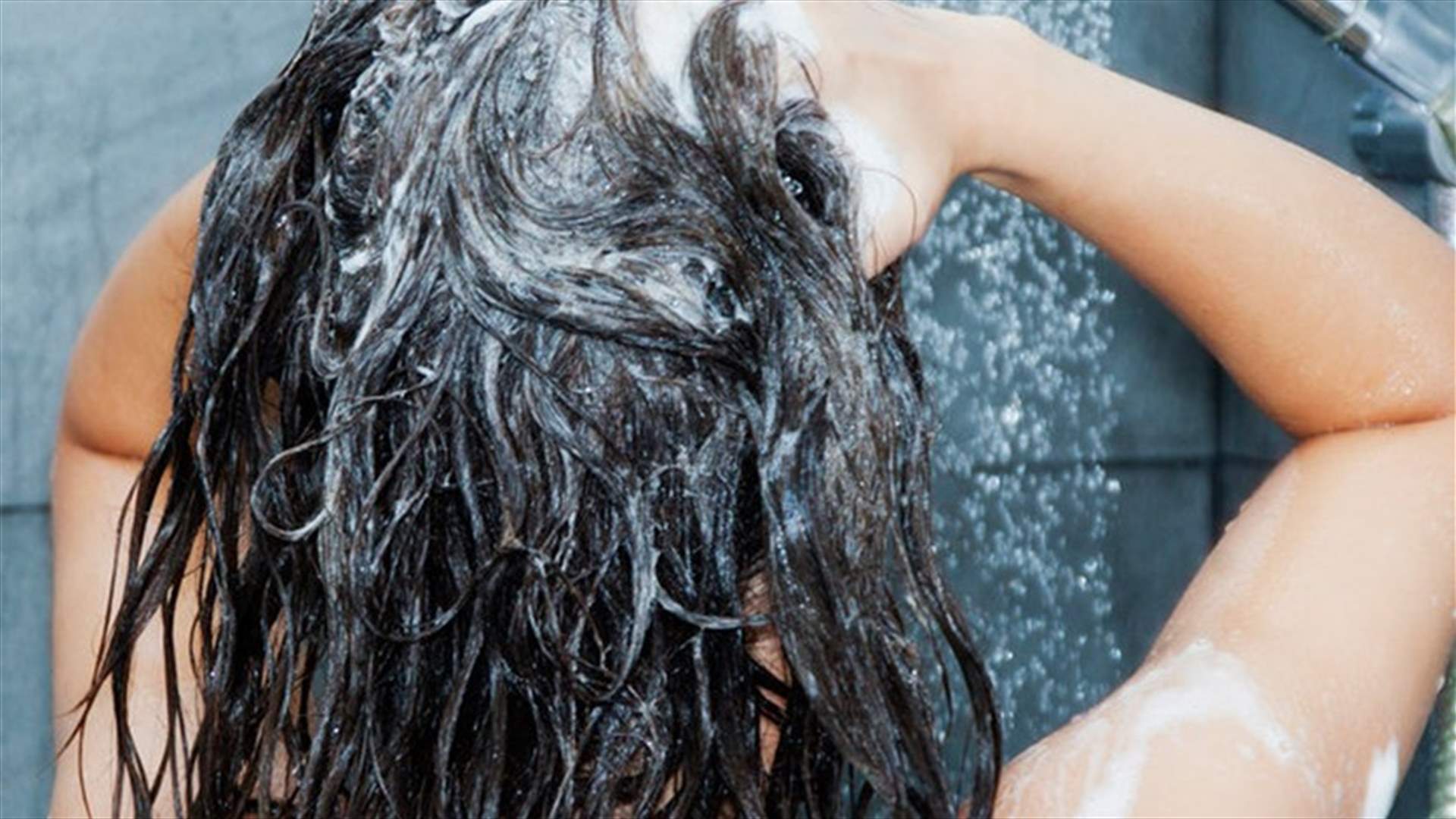 كم مرة يجب أن تغسلي شعركِ بحسب نوعه؟