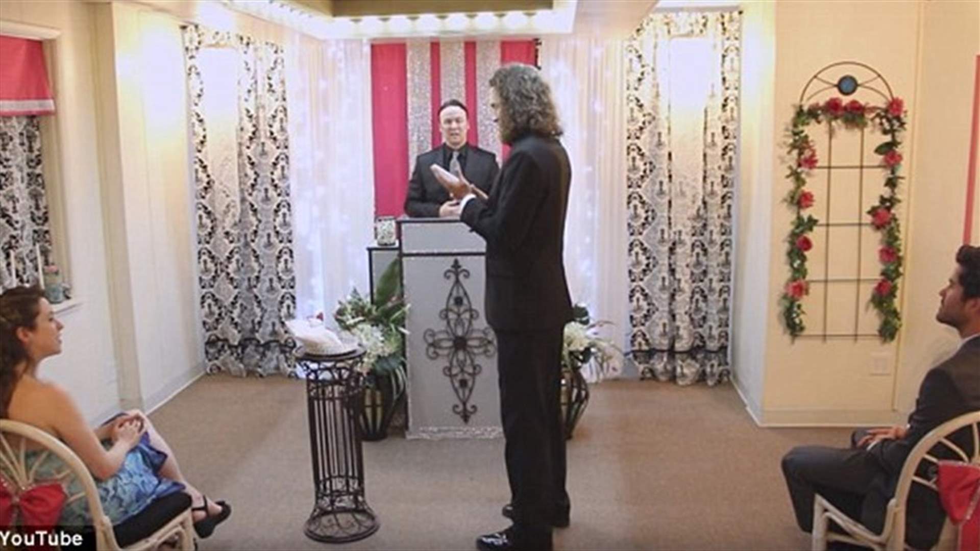 بالفيديو: شاب يتزوّج من هاتفه الخلويّ
