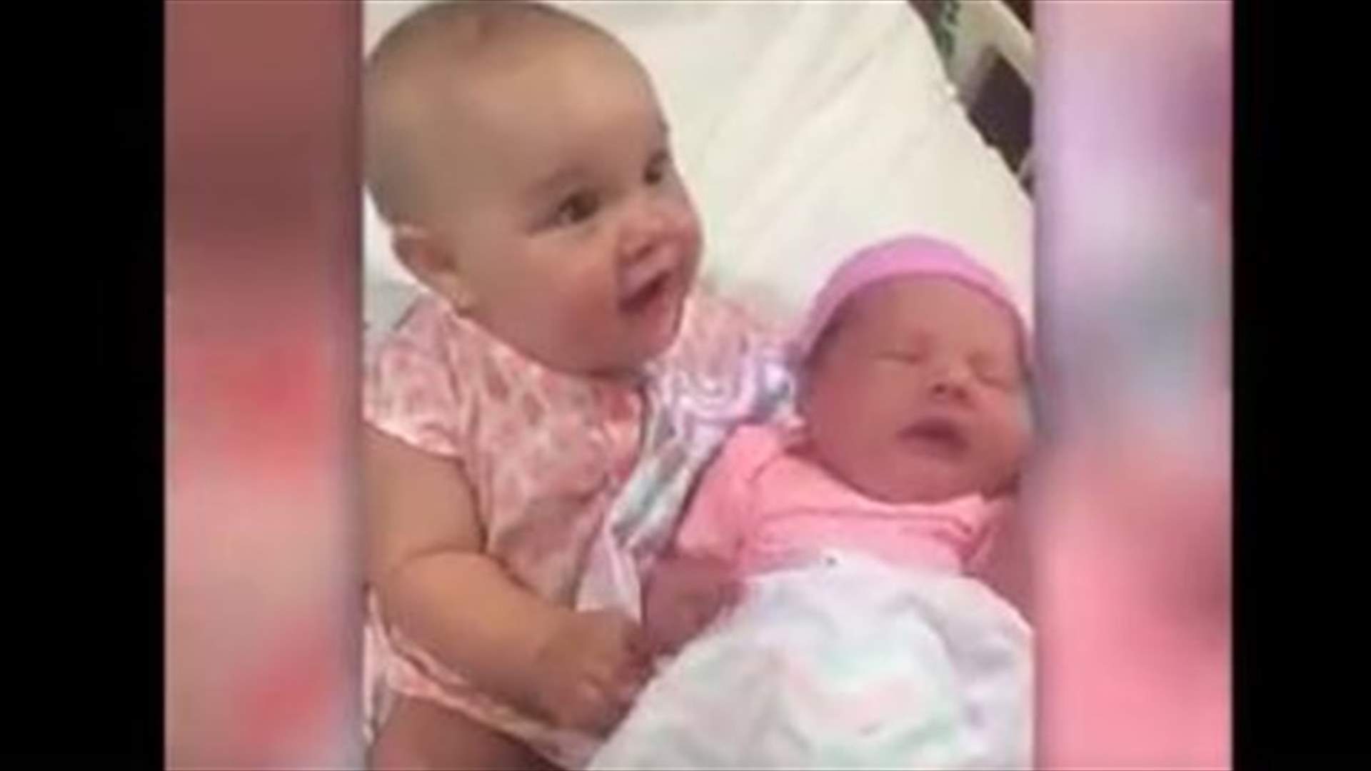 بالفيديو: طفلة لا تتوقّف عن تقبيل قريبتها الرضيعة