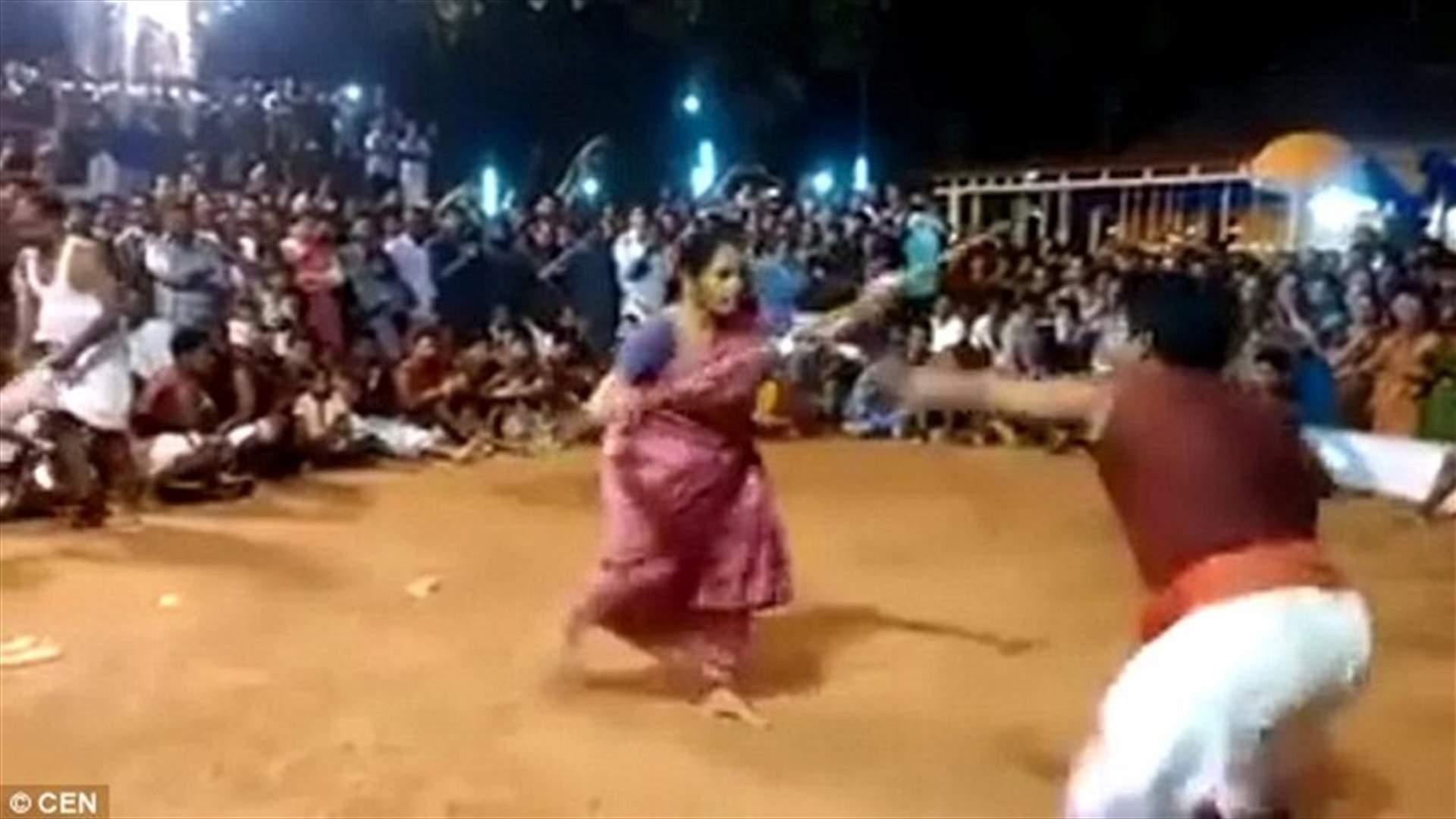 بالفيديو: سبعينية تذهل الجمهور... وتحارب رجلاً أصغر منها