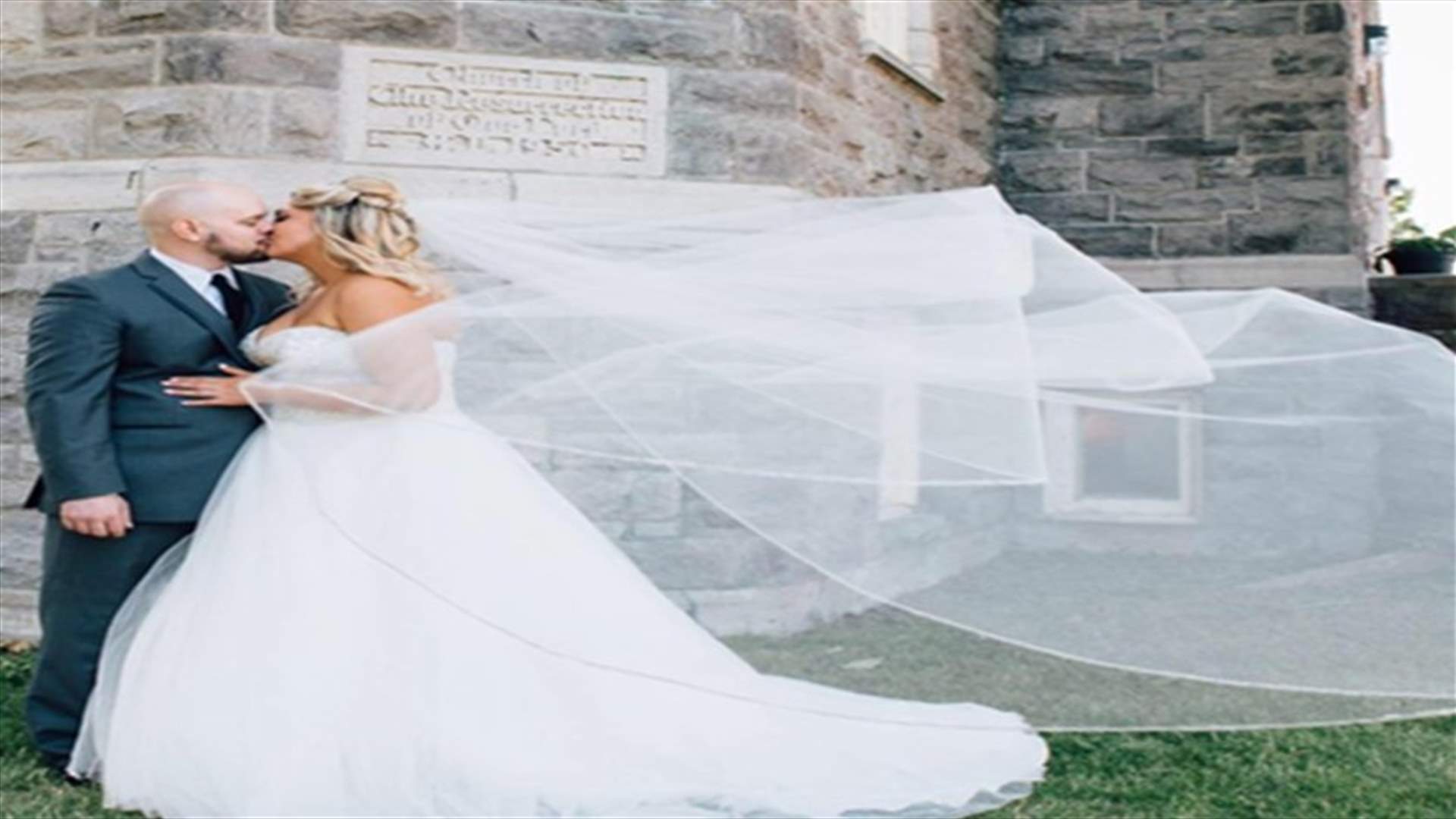[PHOTOS] Beautiful Bride Breastfeeds Her Daughter During Her Wedding