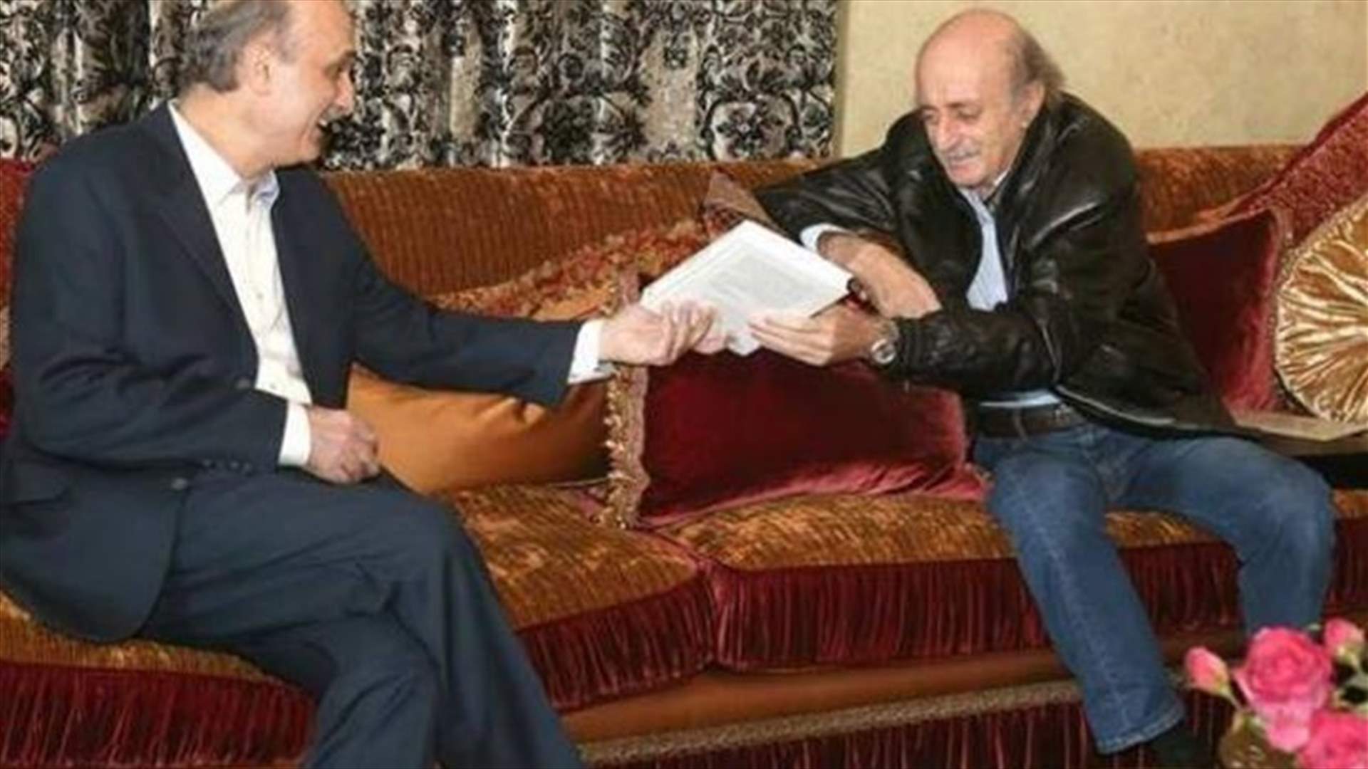 مصادر لـ&quot;الأنباء&quot;: جنبلاط حمّل جعجع رسالة ود لعون