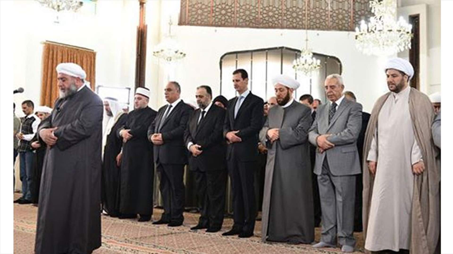 الأسد أدى صلاة عيد الفطر بمسجد الصفا في حمص 