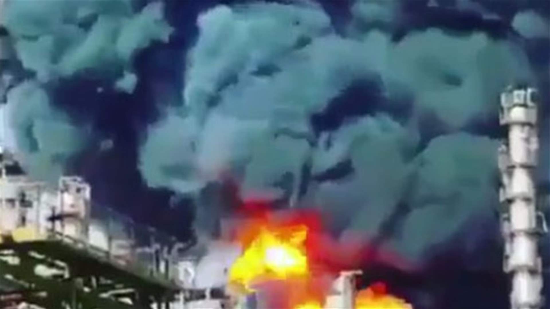 بالصور: قتيلان بانفجار هائل في أكبر مجمع للبتروكيماويات في ايران 