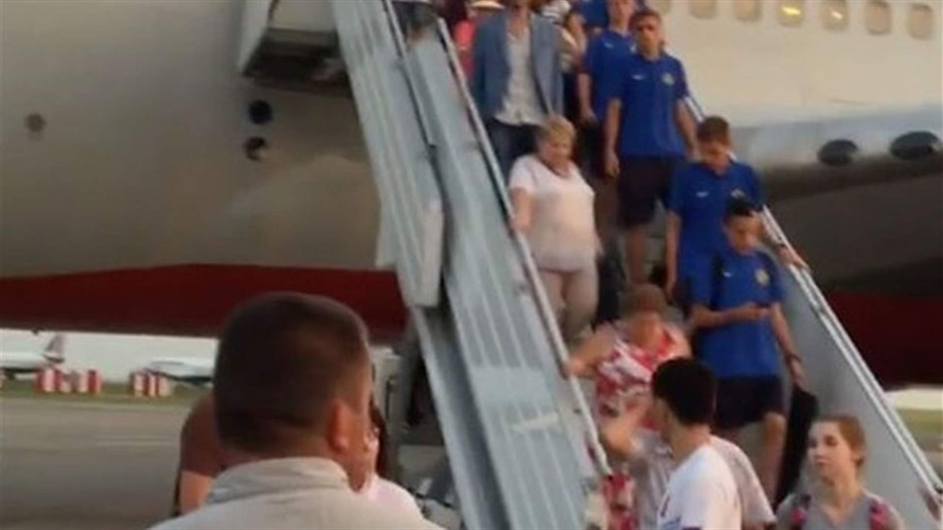بالفيديو: تسبّبت بتأخير الطائرة 7 ساعات... لسببٍ غريب جداً! 