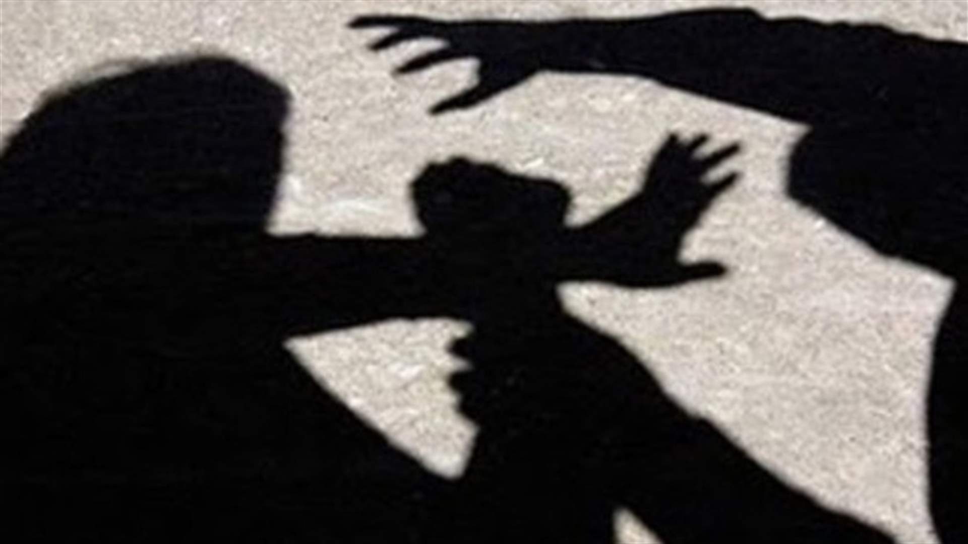 حرقوه بالحديد الساخن... والسبب 100 دولار!