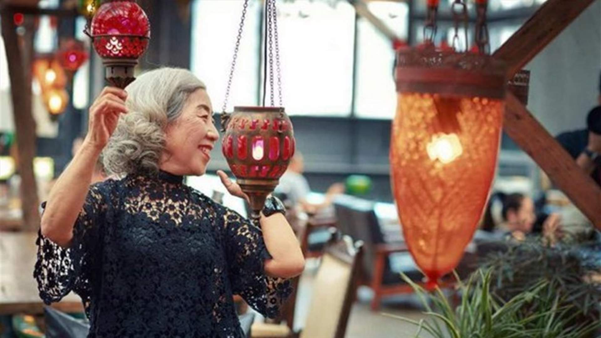بالصور: ثمانينية تجتاح الإنترنت... والسبب أناقتها الفائقة!