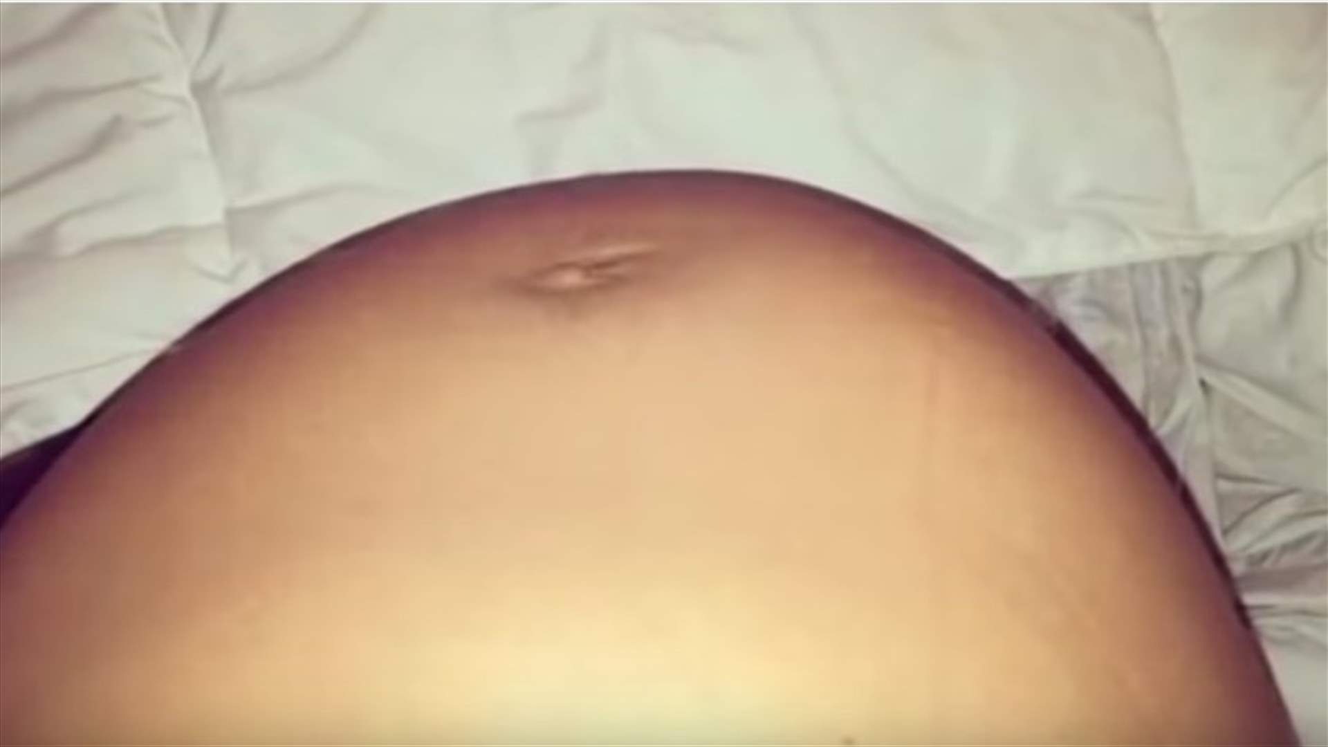 بالفيديو: جنين يتحرّك في أحشاء والدته