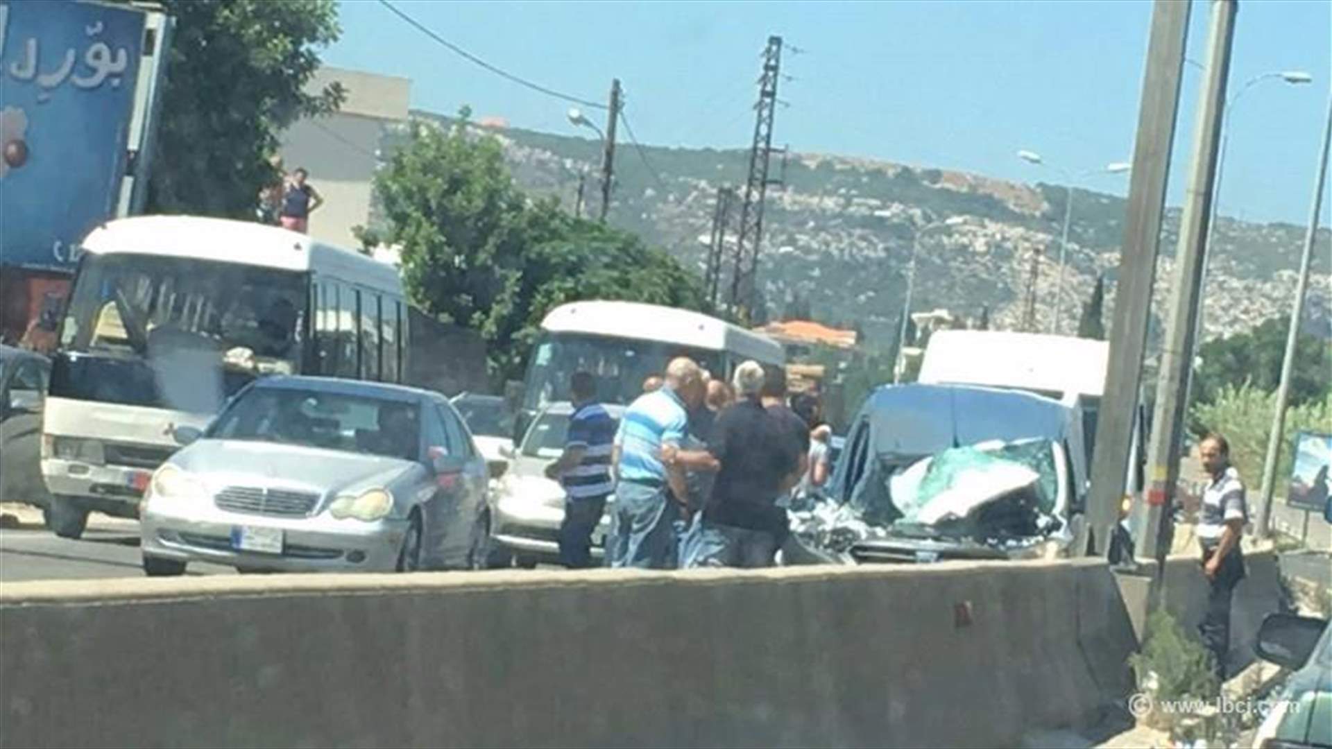 بالصورة: جريحان نتيجة تصادم بين سيارة وشاحنة على اوتوستراد البترون