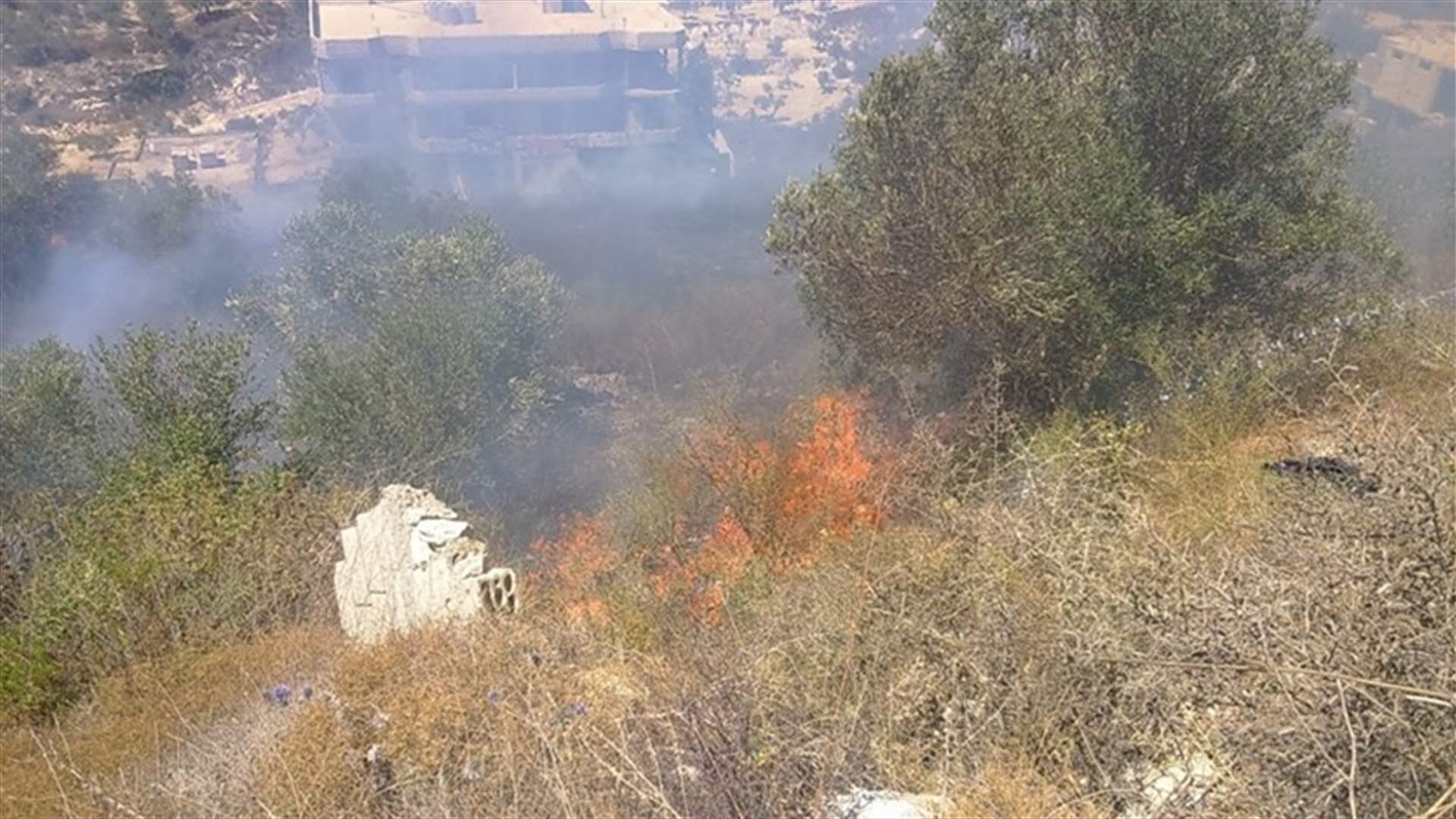 Huge fire erupts across valley spanning between towns of Maaroub and Barich
