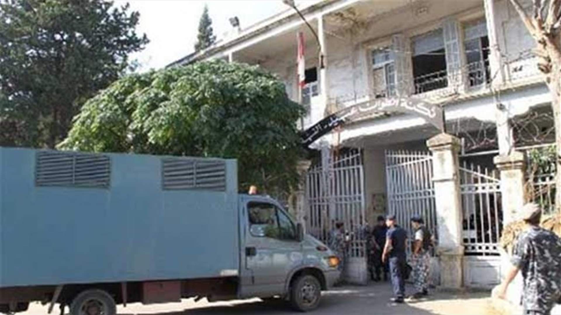 6 جرحى بحادث بين آلية لنقل السجناء وباص في شكا