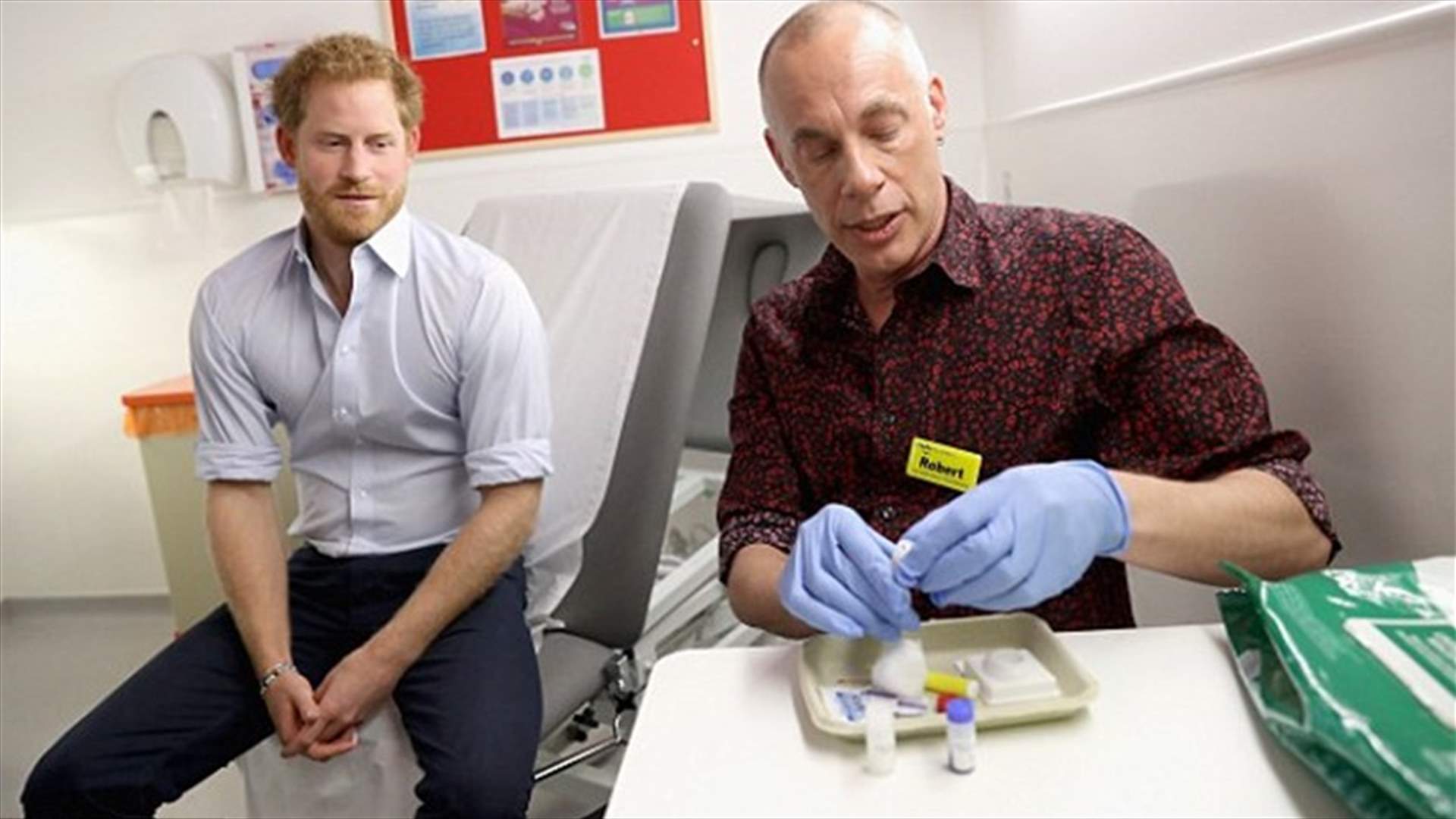 بالفيديو: الأمير هاري يخضع لفحص الـ HIV مباشرة عبر فيسبوك
