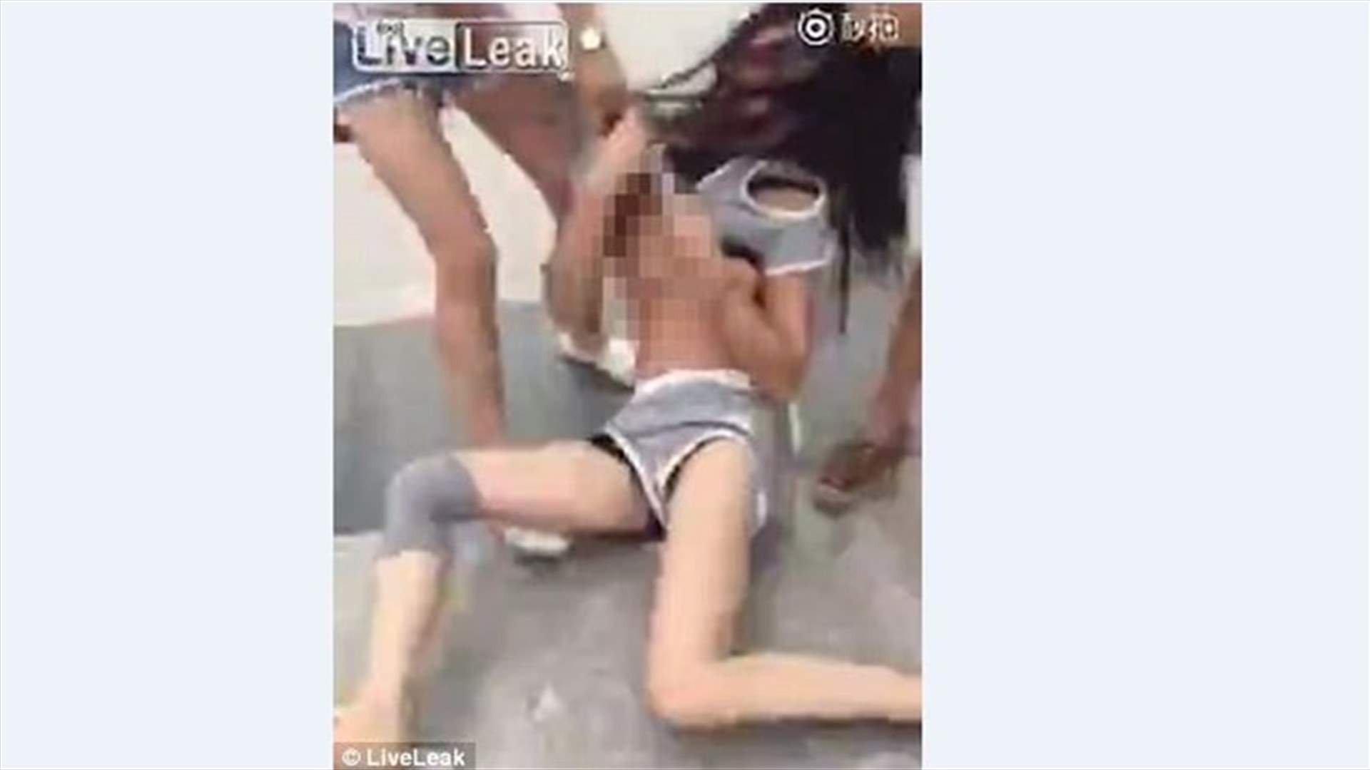 بالفيديو: امرأة تنتقم من عشيقة زوجها بتعريتها على الطريق 