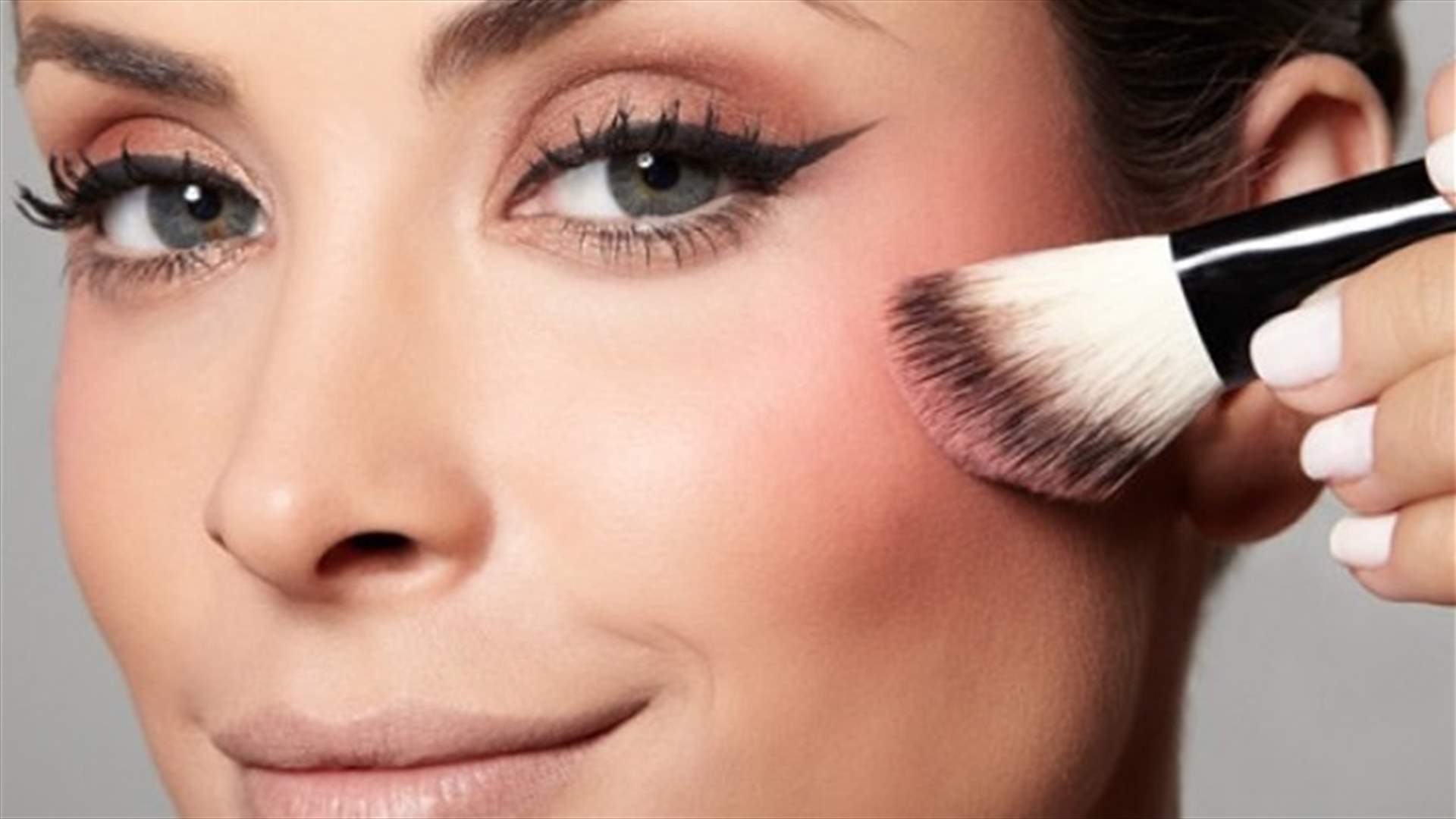 خطأ ترتكبه السيّدات أثناء وضع البلاشر