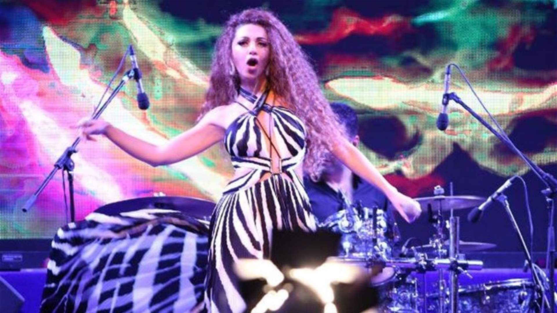 معجبة تضع ميريام فارس في موقفٍ صادمٍ على المسرح