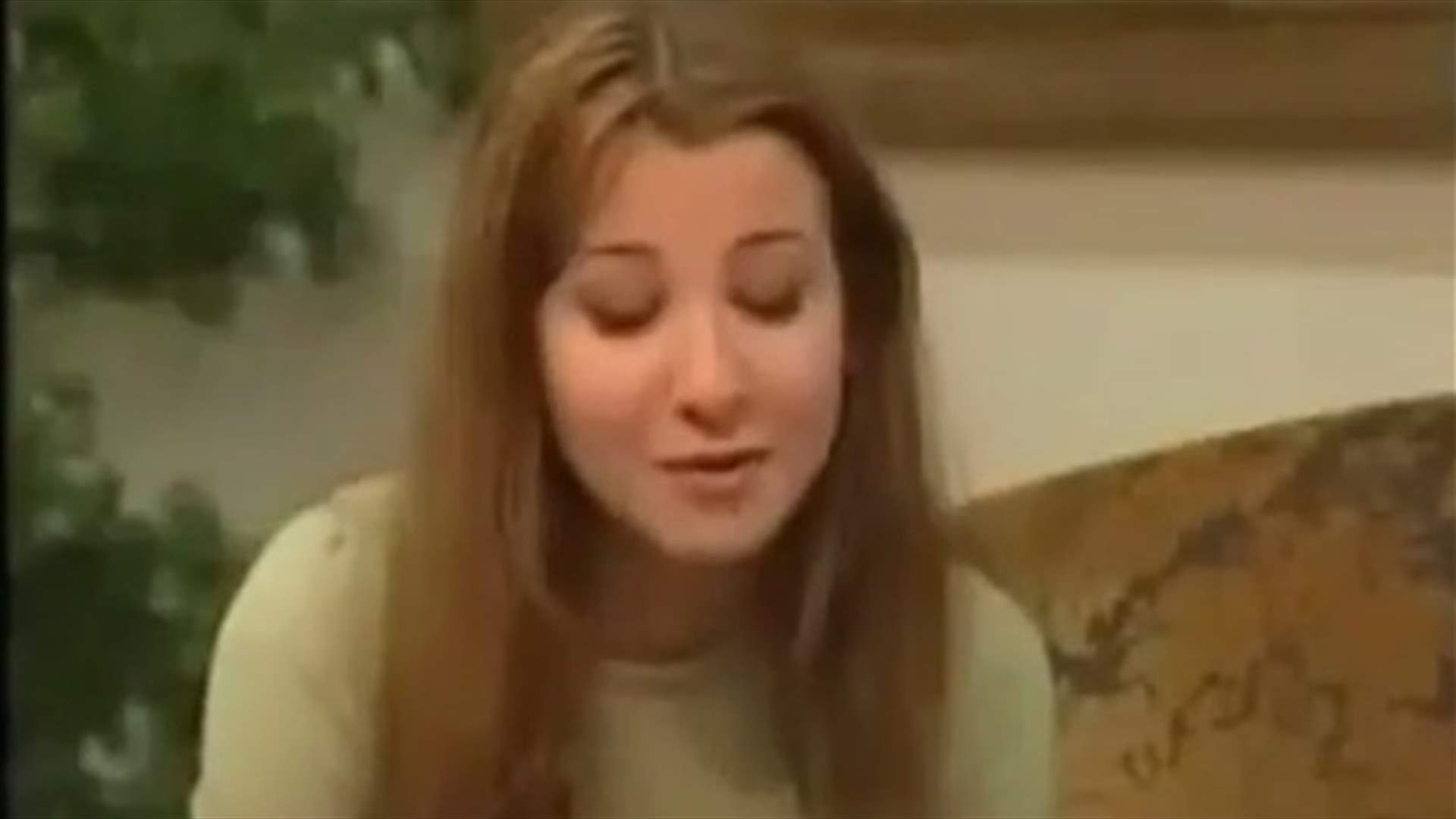 فيديو نادر: نانسي عجرم بعمر المراهقة تغني باللهجة الخليجيّة