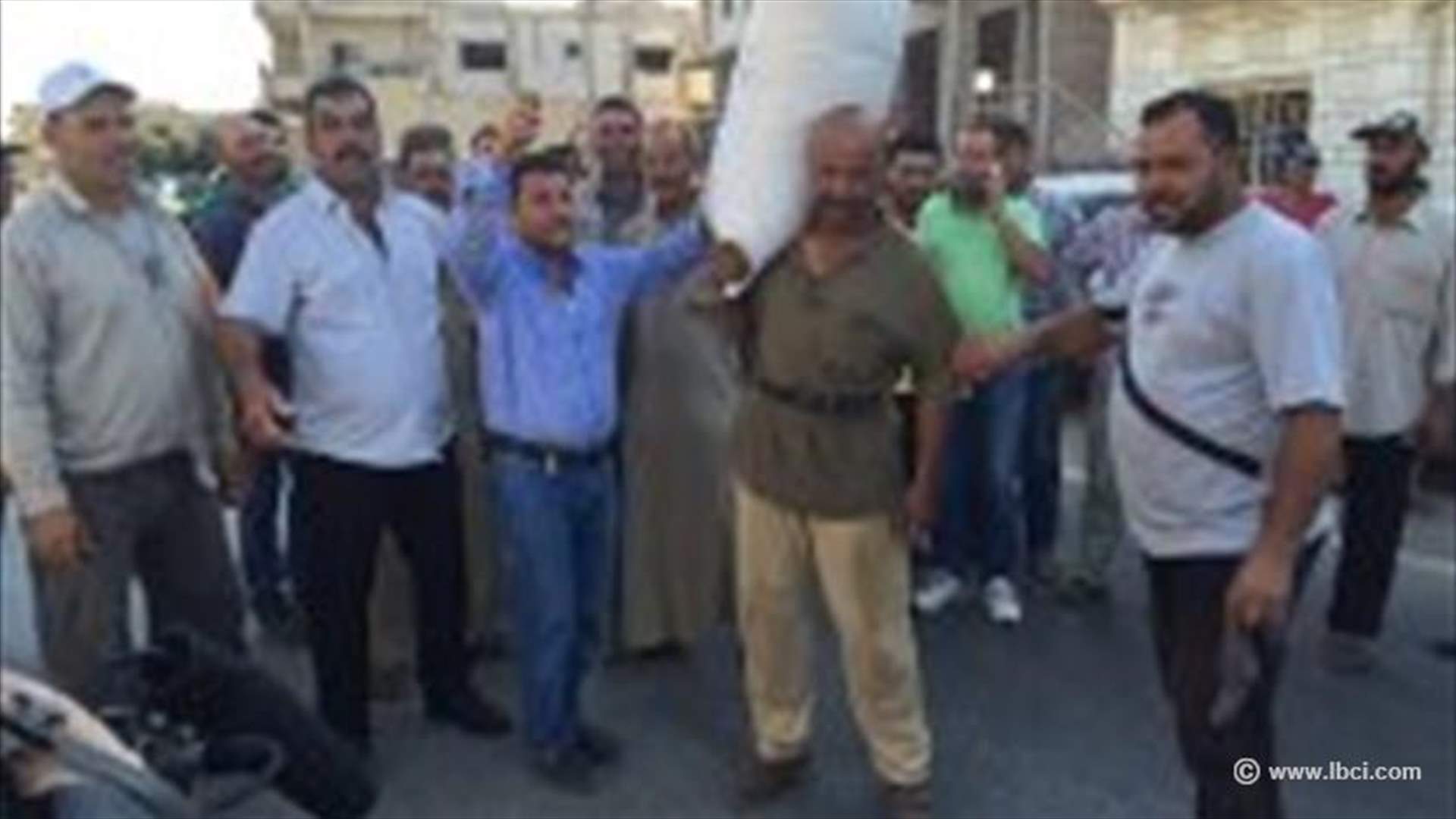 بالصور - مزارعو القمح يقطعون الطريق في جب جنين 
