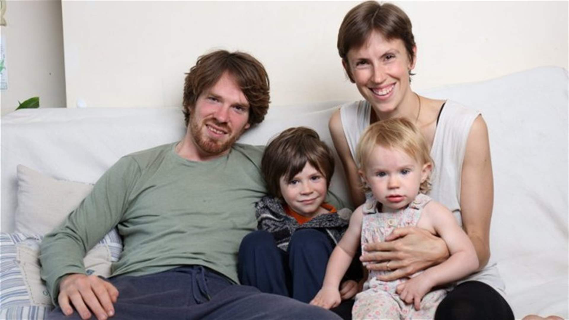 أمّ ترضع ابنها الذي تجاوز الخامسة... فما السبب؟