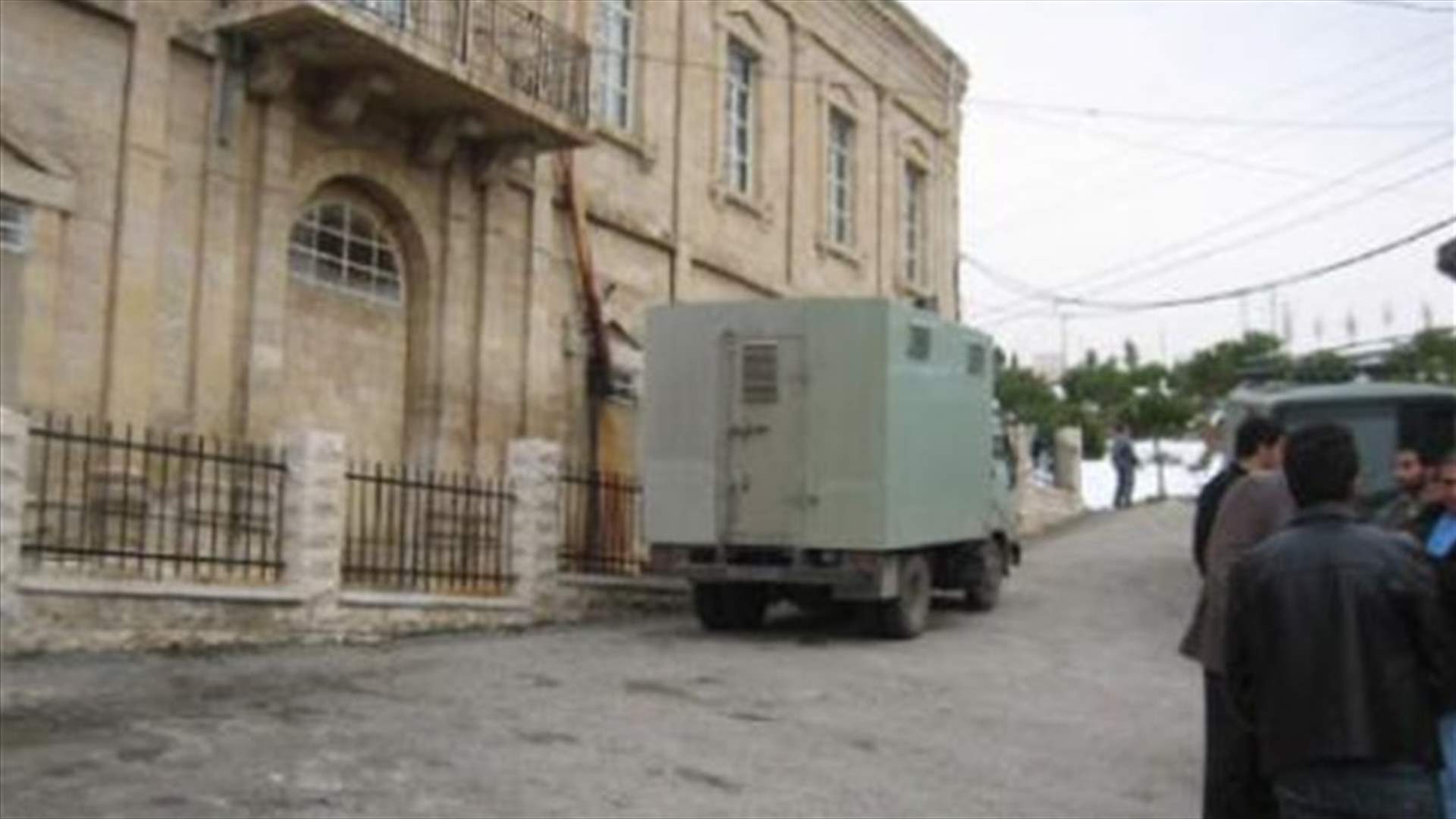 ضبط هاتفين خلويين مخبأين داخل حذاء منزلي في سجن زحلة 