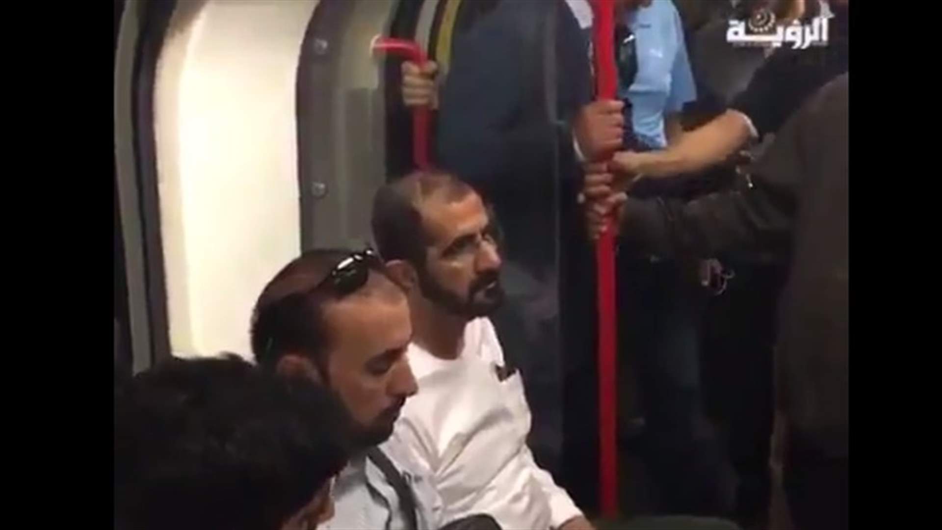  بالفيديو: الشيخ محمد بن راشد الى جانب الركاب في مترو لندن