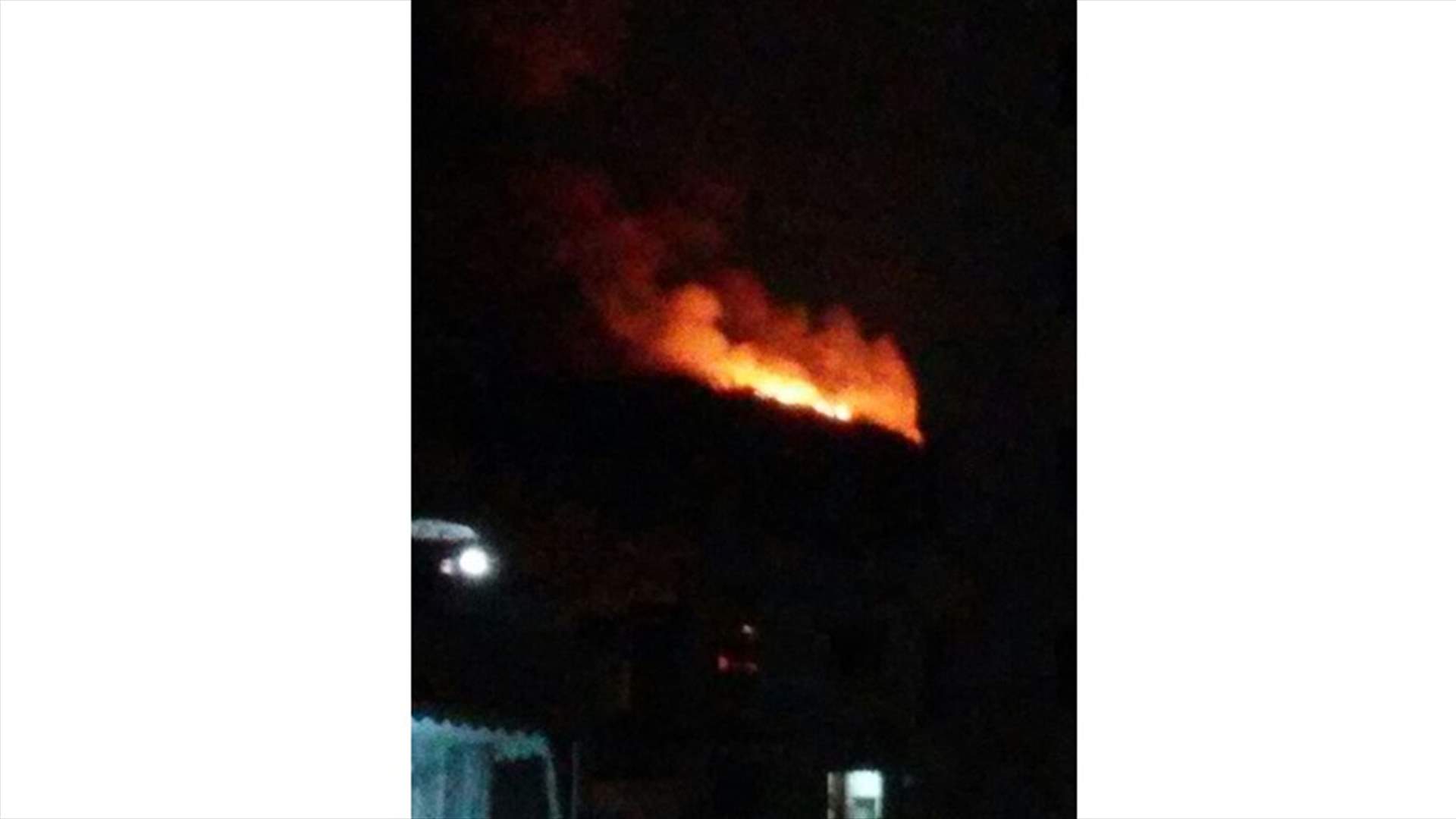 بالصور - حريق في أحراج بياقوت بسبب المفرقعات النارية 