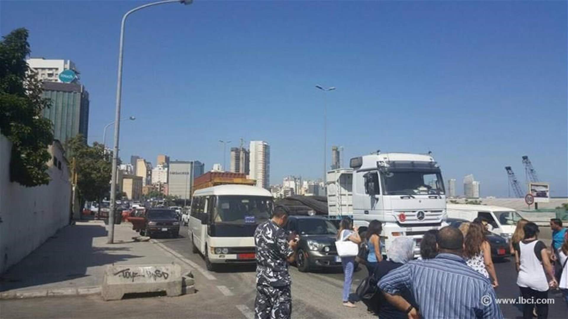 [PHOTOS] EDL day workers cut Corniche Nahr road 