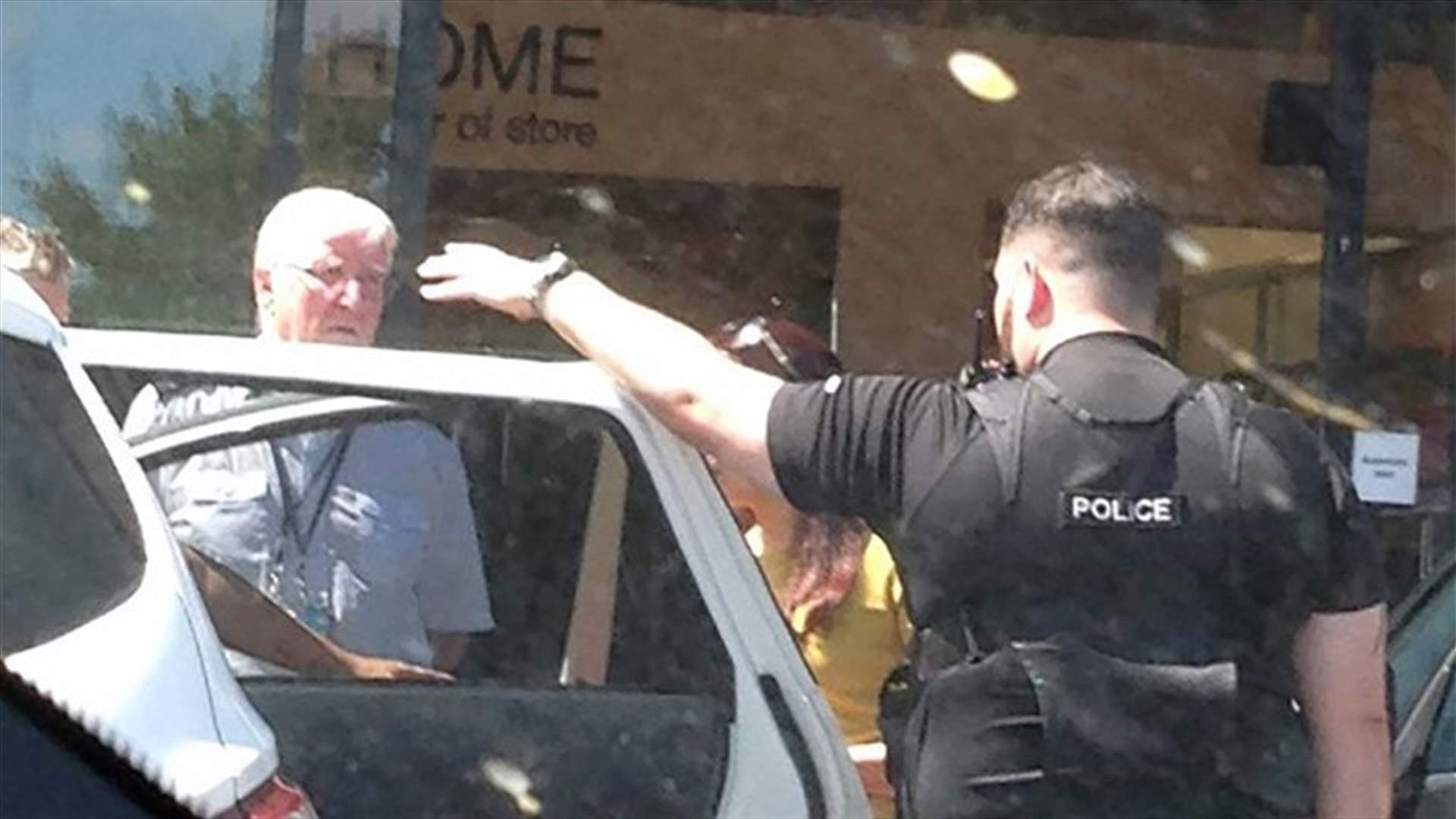 بالصوّر: تركت طفلها في السيارة لتتسوّق... ودرجة الحرارة تخطّت الأربعين!